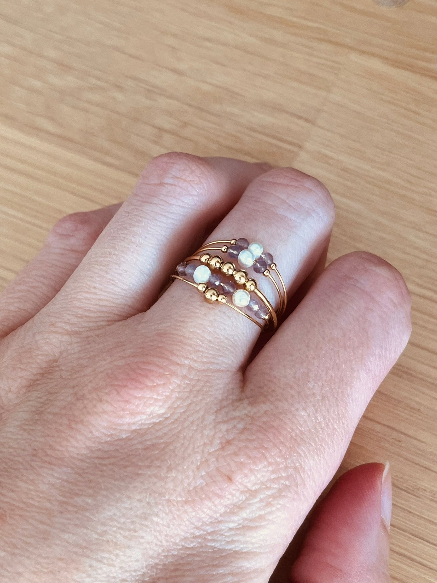Bague réglable multi rangs femme en acier inoxydable doré et pierre naturelle agate violette.