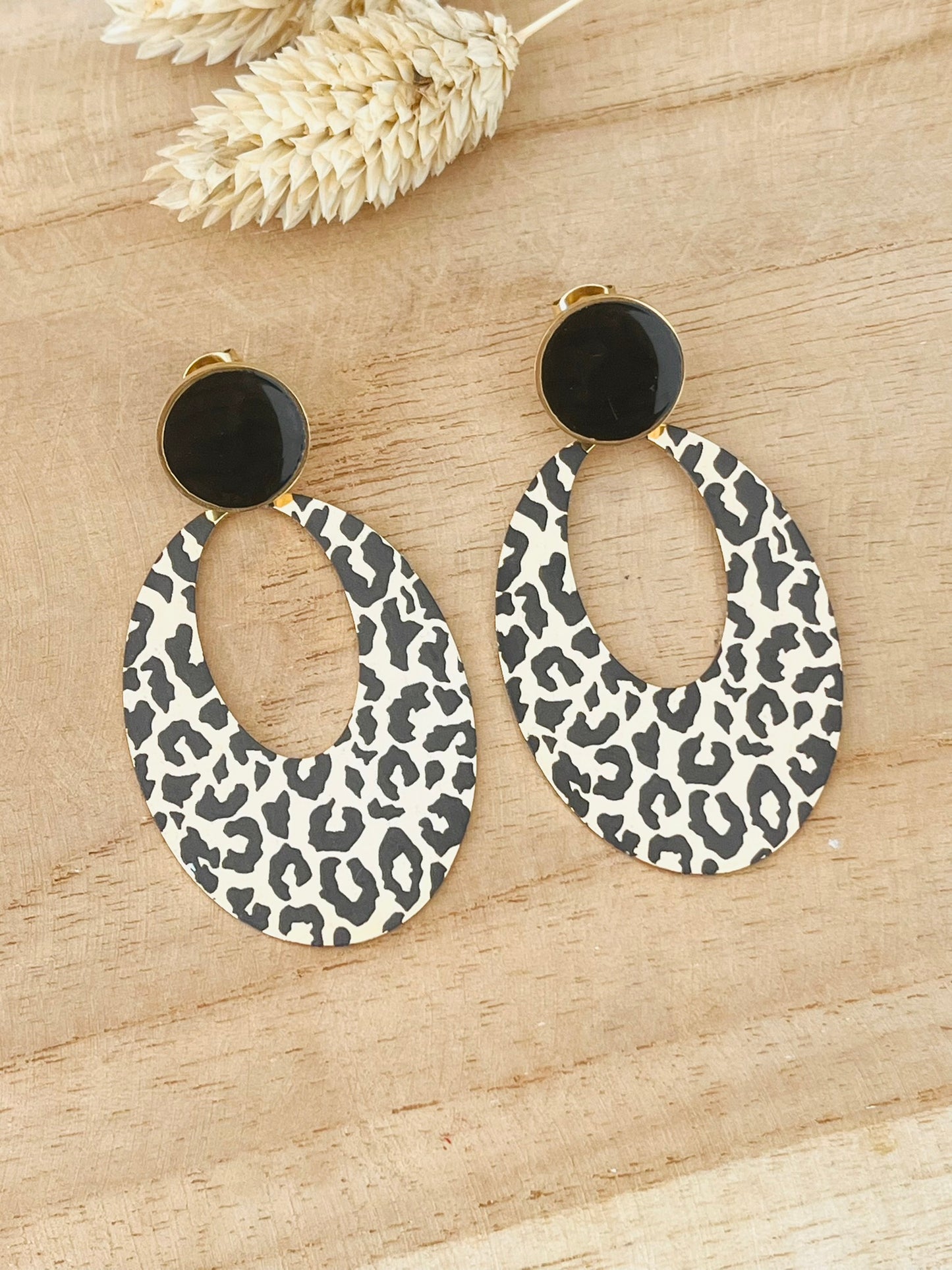 Boucles d'oreilles fantaisie faites main.
Clous d'oreilles en acier inoxydable doré et émail noir.
Pendentifs ovales imprimé léopard or et noir.
Bijou fantaisie fait main