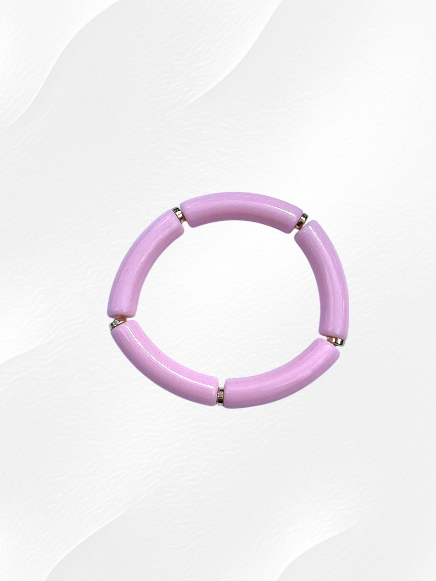 Bracelet pour enfant monté sur élastique.
Perles en acrylique rose et petites perles intercalaires dorées en plastique.