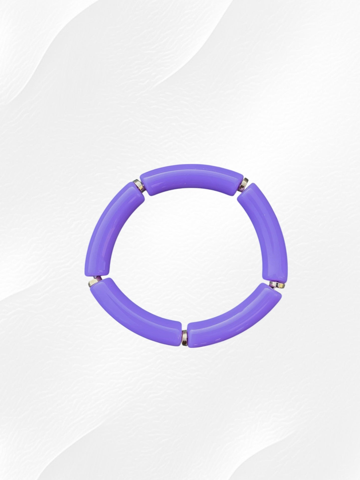 Bracelet pour enfant monté sur élastique.
Perles en acrylique violet et petites perles intercalaires dorées en plastique.