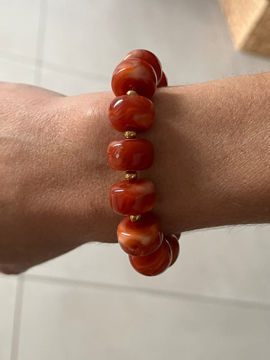 Bracelet élastique en perles résine couleur terracotta.
Perles intercalaires en acier inoxydable doré de 4mm
Bijou fantaisie fait main