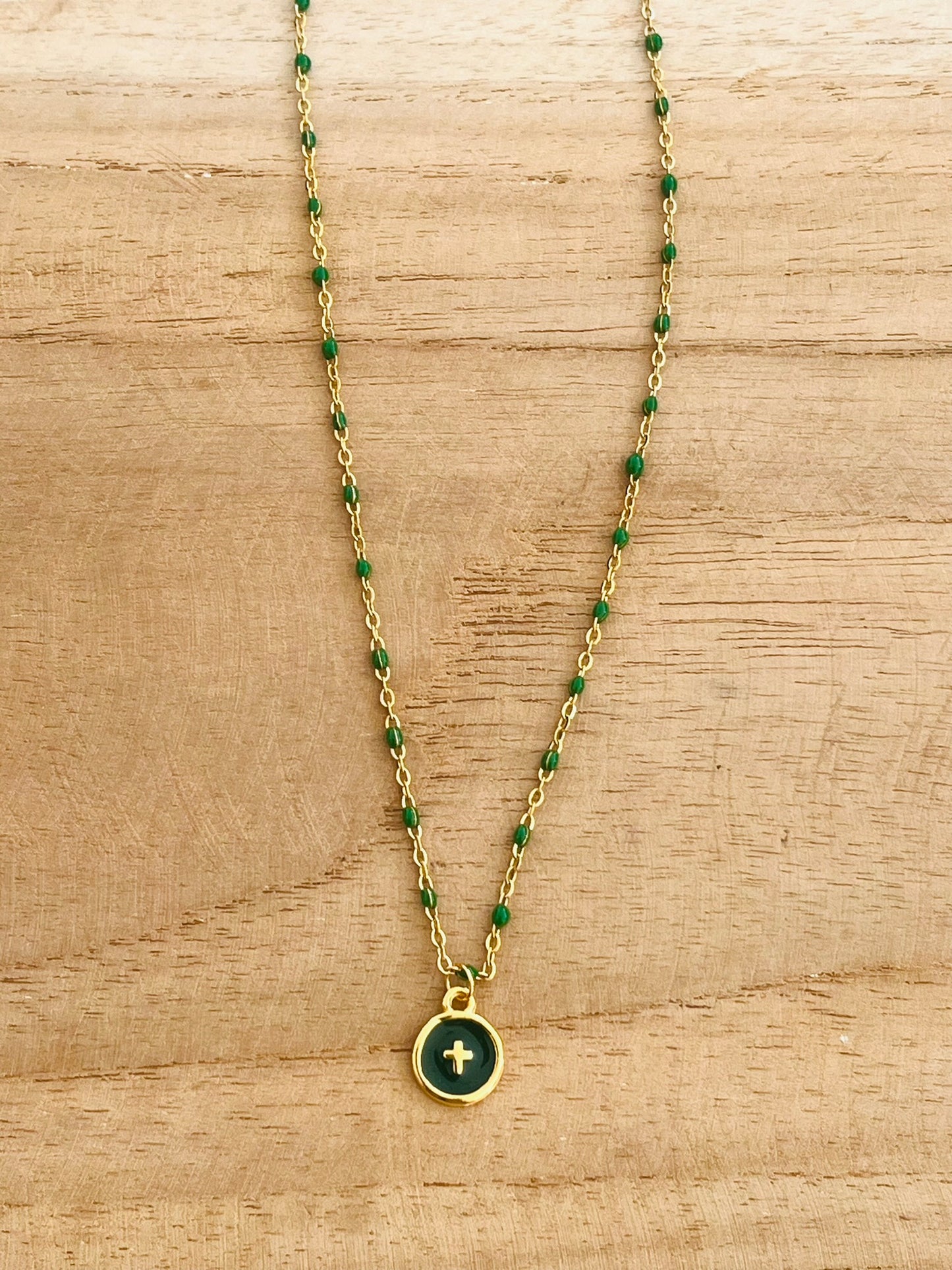 Collier fantaisie en acier inoxydable doré et résine epoxy vert.
Pendentif rond avec une croix.
Bijou fantaisie fait main.