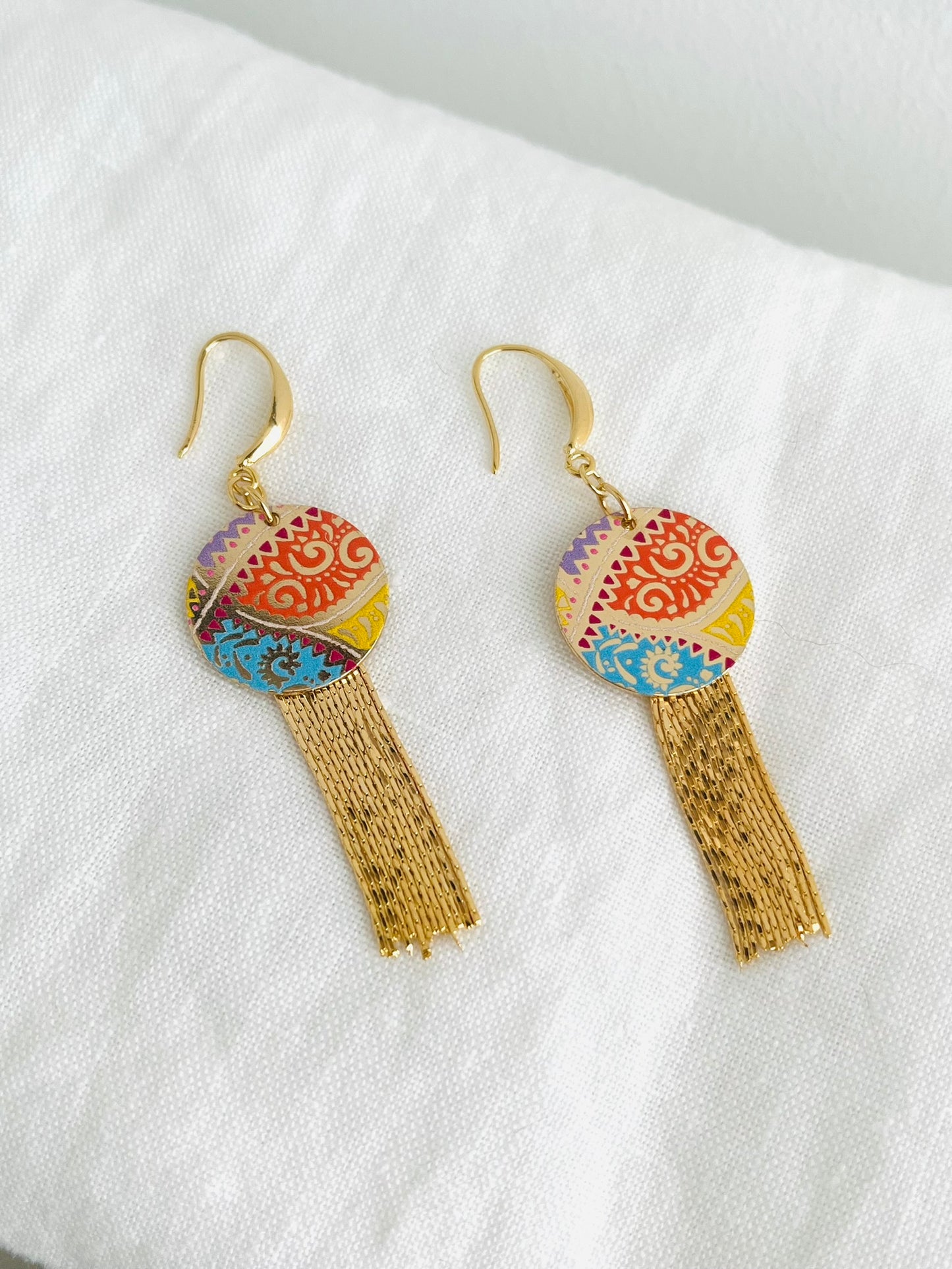 Boucles d'oreilles KIRA - franges Or 24K, Sequin arabesque multicolore
