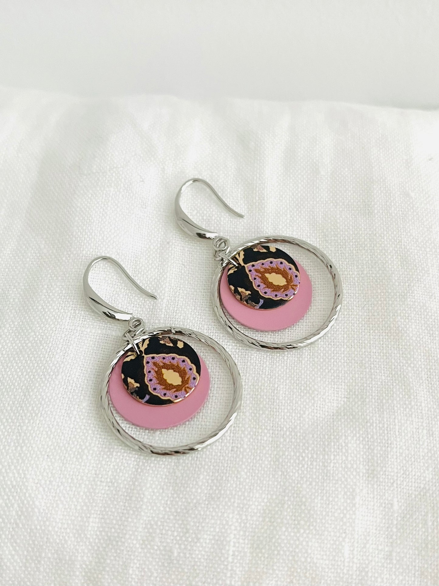 Boucles d'oreilles plaqué rhodium - Sequins rose et violet