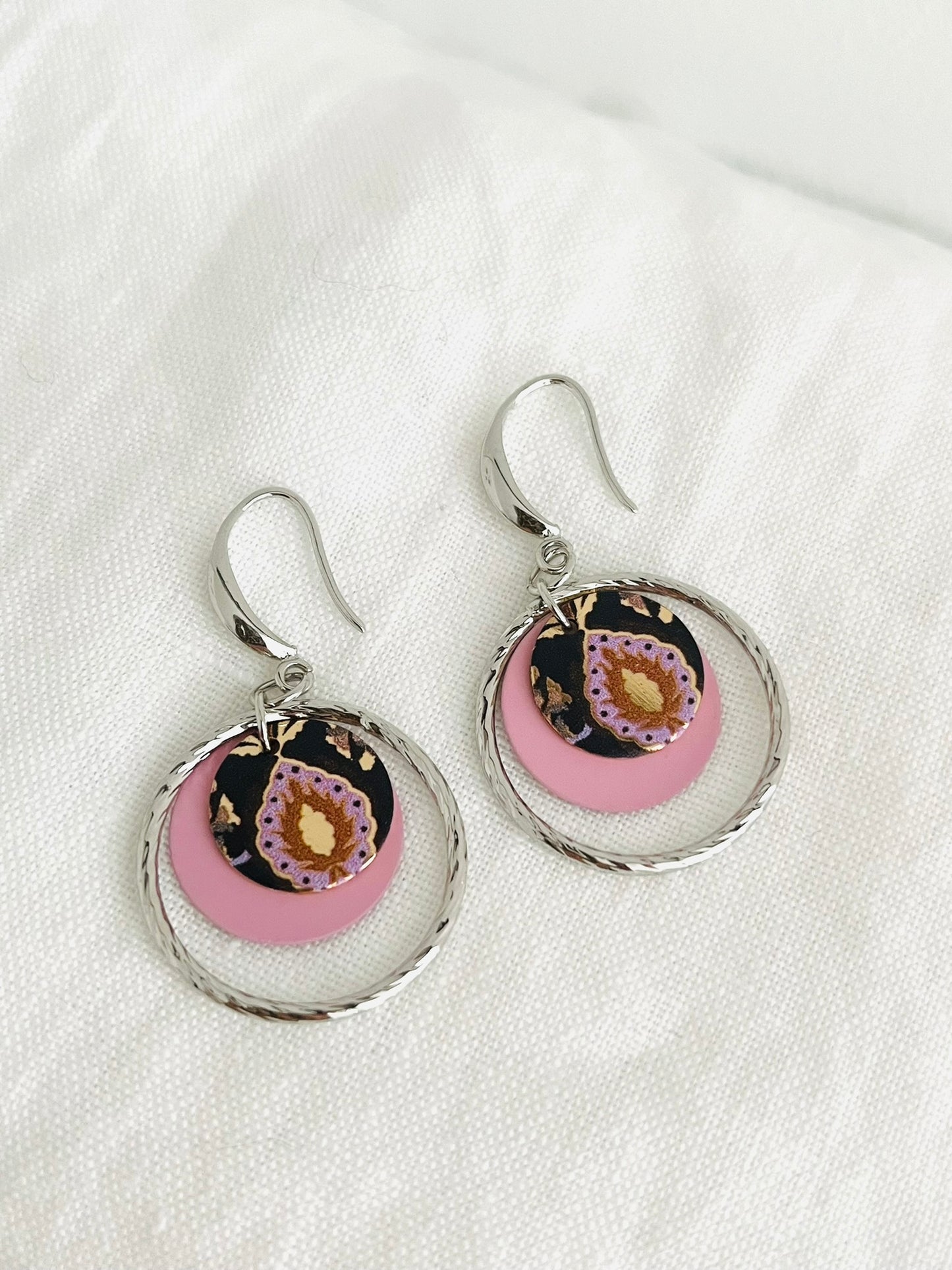 Boucles d'oreilles plaqué rhodium - Sequins rose et violet