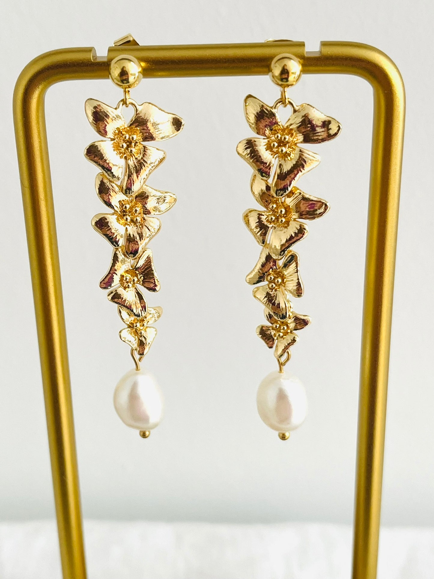 Boucles d'oreilles HERMIONE - 4 fleurs - doré à l'or fin et perles d'eau douce