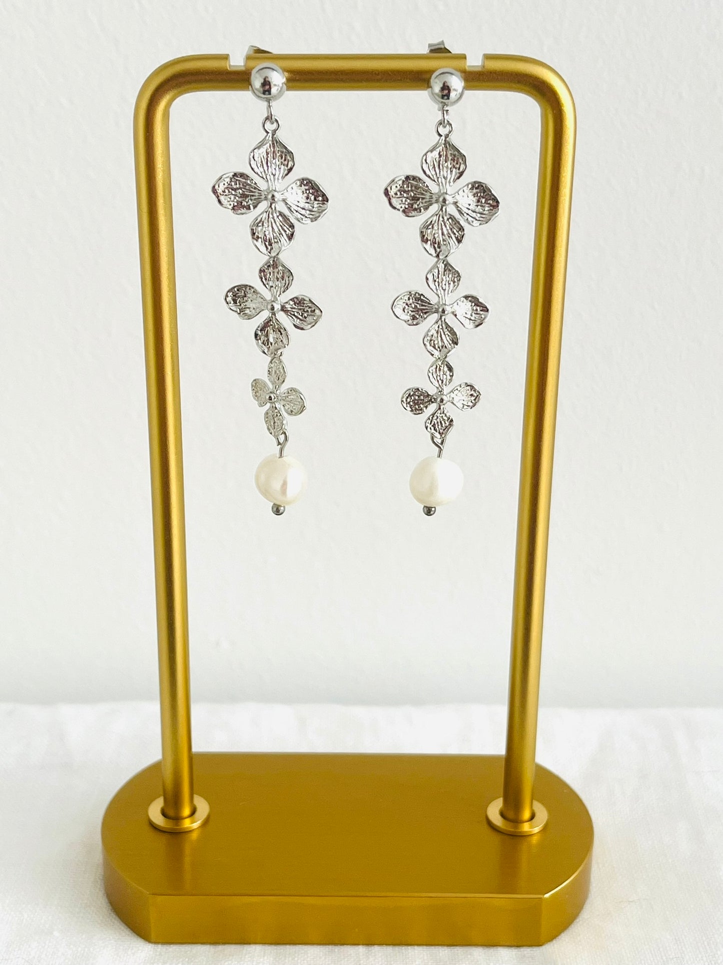 Boucles d'oreilles VICTORIA - 3 fleurs - argent rhodié et perles d'eau douce