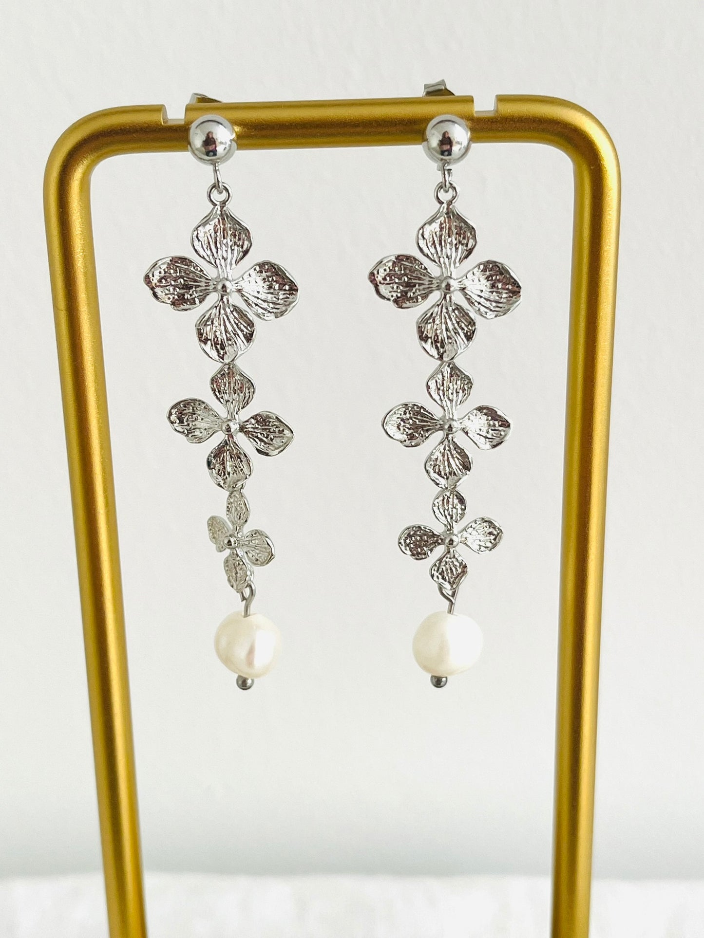 Boucles d'oreilles VICTORIA - 3 fleurs - argent rhodié et perles d'eau douce