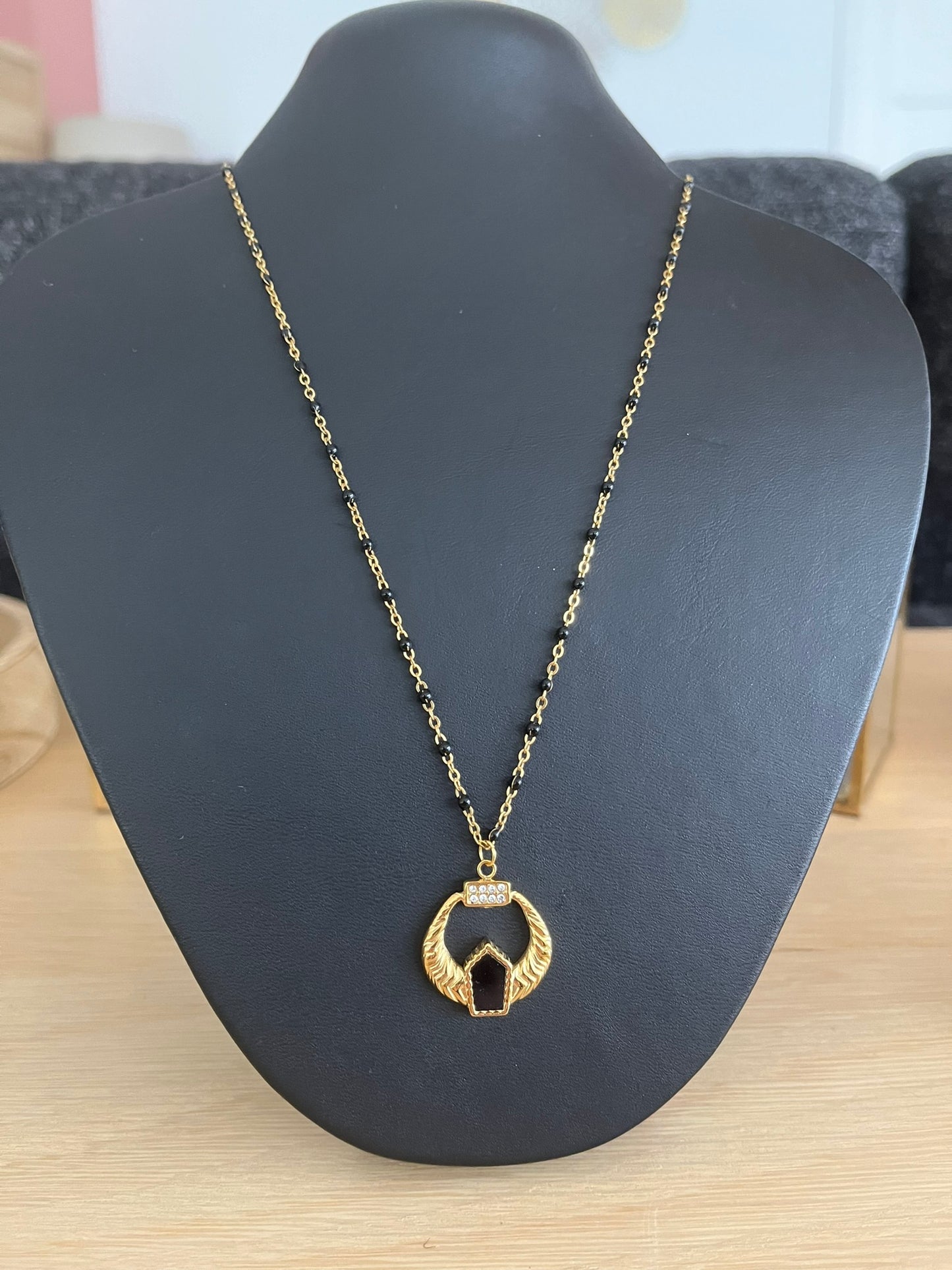 Collier ELIAS - acier doré et noir, pendentif ethnique