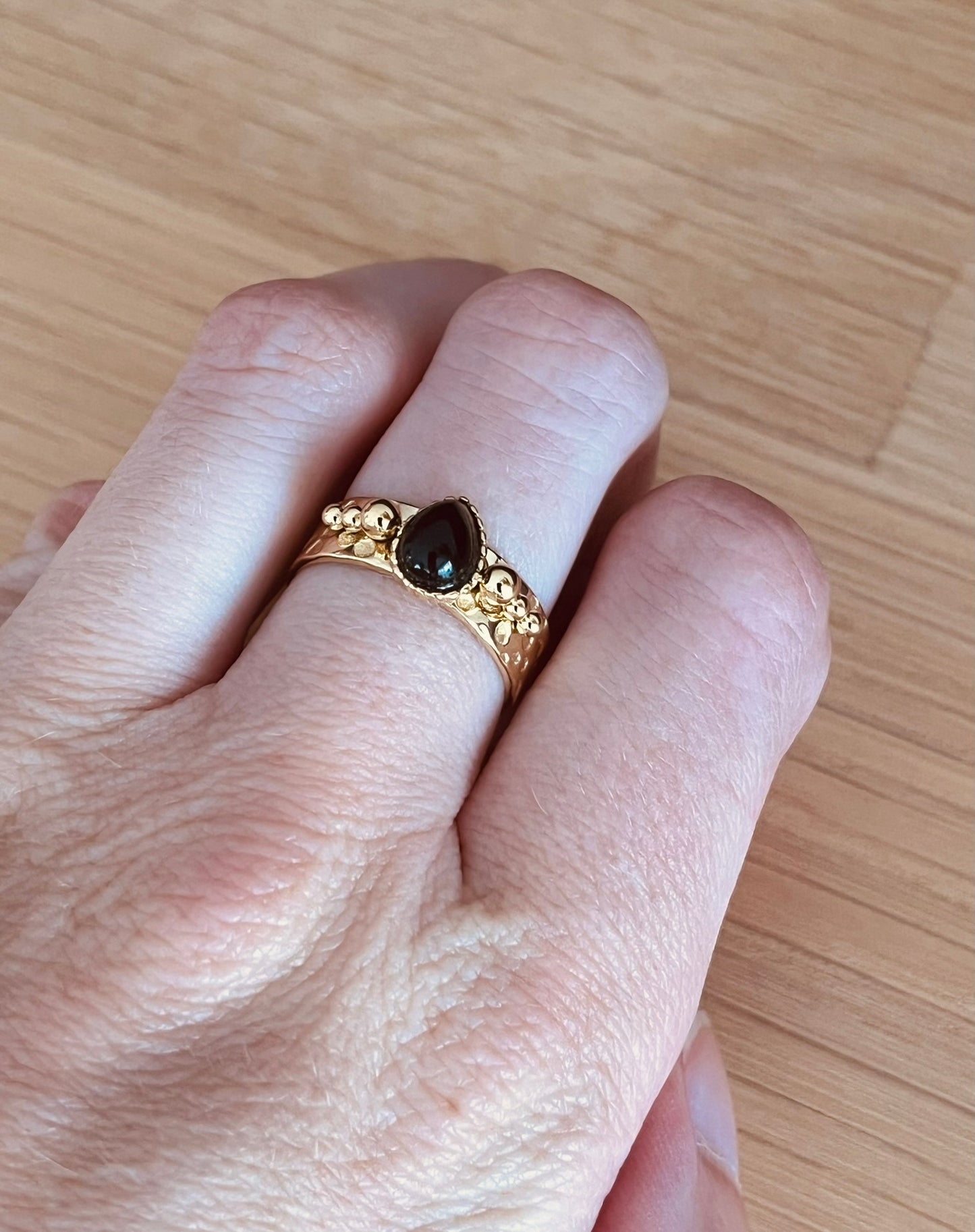 Bague femme réglable en acier inoxydable doré avec pierre onyx noir.
