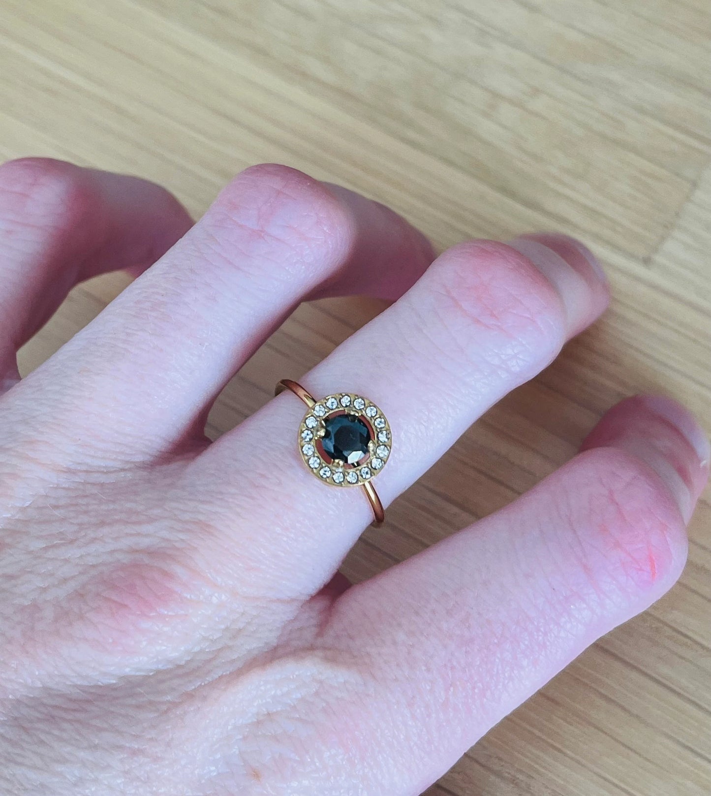 Bague femme réglable en acier inoxydable doré. Rond en verre noir et strass