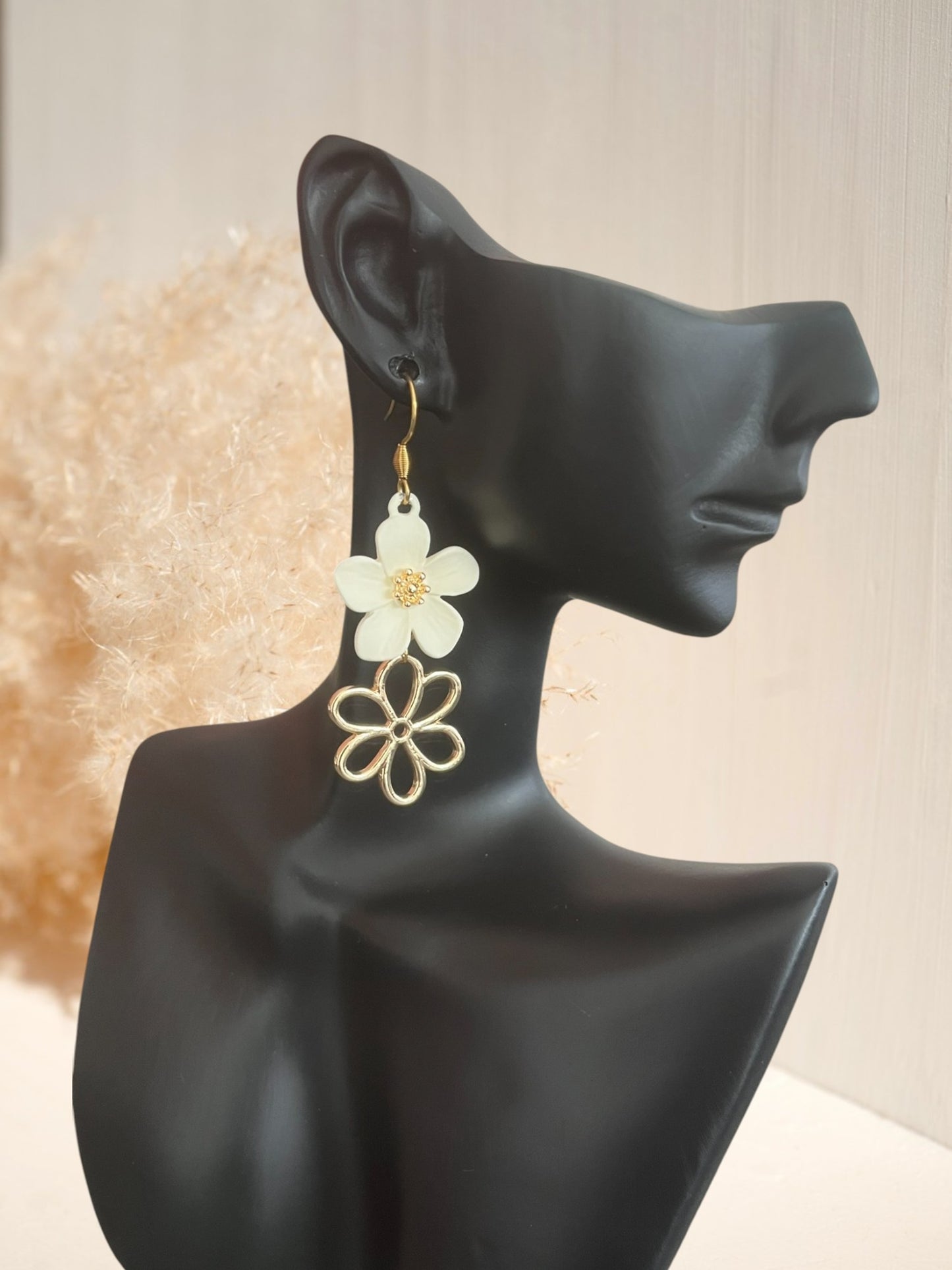 Boucles d'oreilles fantaisie fleur blanches et dorées.
Bijou fantaisie fait main.