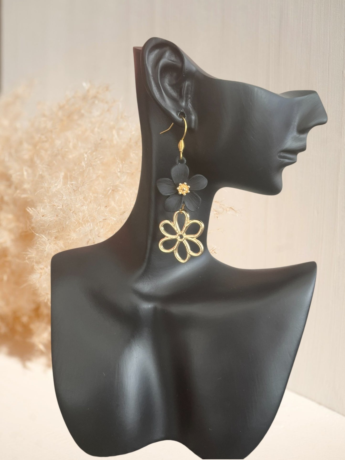 Boucles d'oreilles fantaisie fait main.
Crochets d'oreilles en acier inoxydable doré.
Fleurs en laiton doré et fleur noire.
Bijou fantaisie fait main.