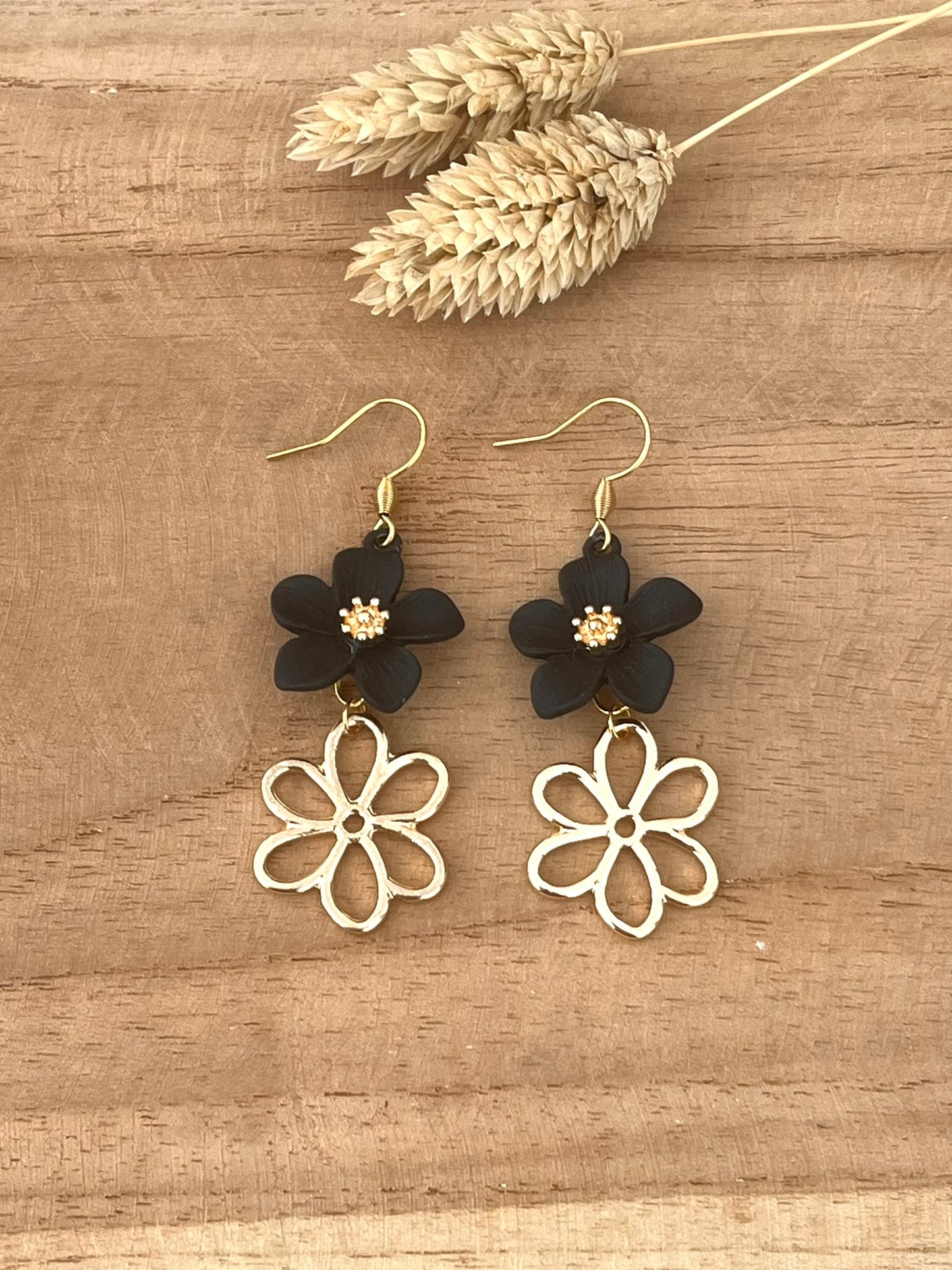 Boucles d'oreilles fantaisie pendantes, fleurs noires et dorées.
Crochets d'oreilles en acier inoxydable doré.
Bijou fantaisie fait main