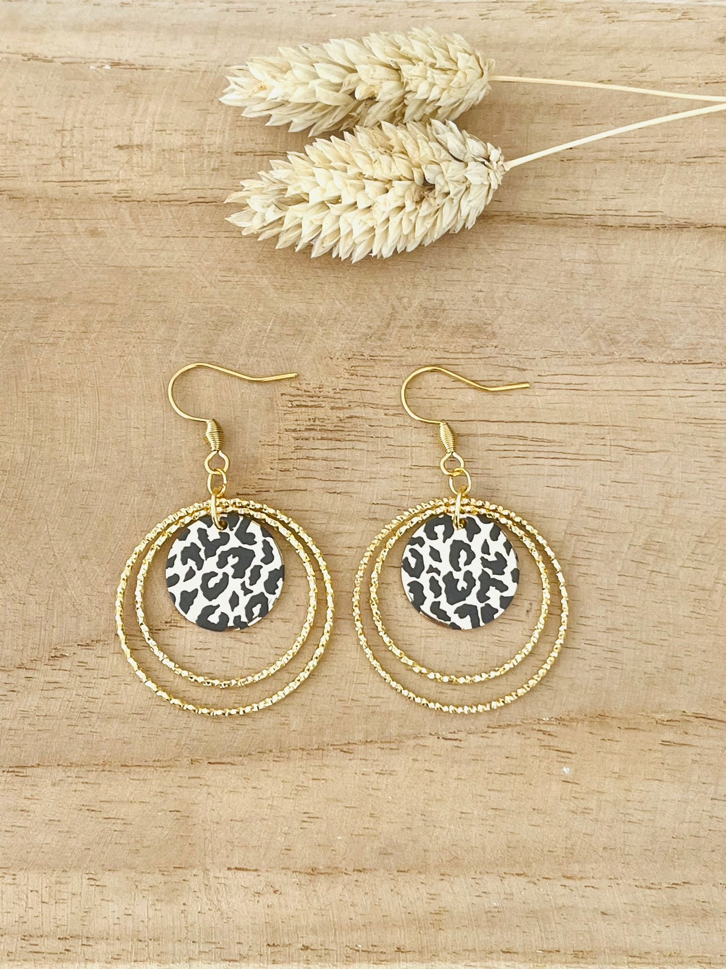 Boucles d'oreilles fantaisie faites main. Crochets en acier inoxydable doré. Anneaux fermés ciselés en acier inoxydable doré. Sequins ronds imprimé léopard. Bijou fantaisie fait main.