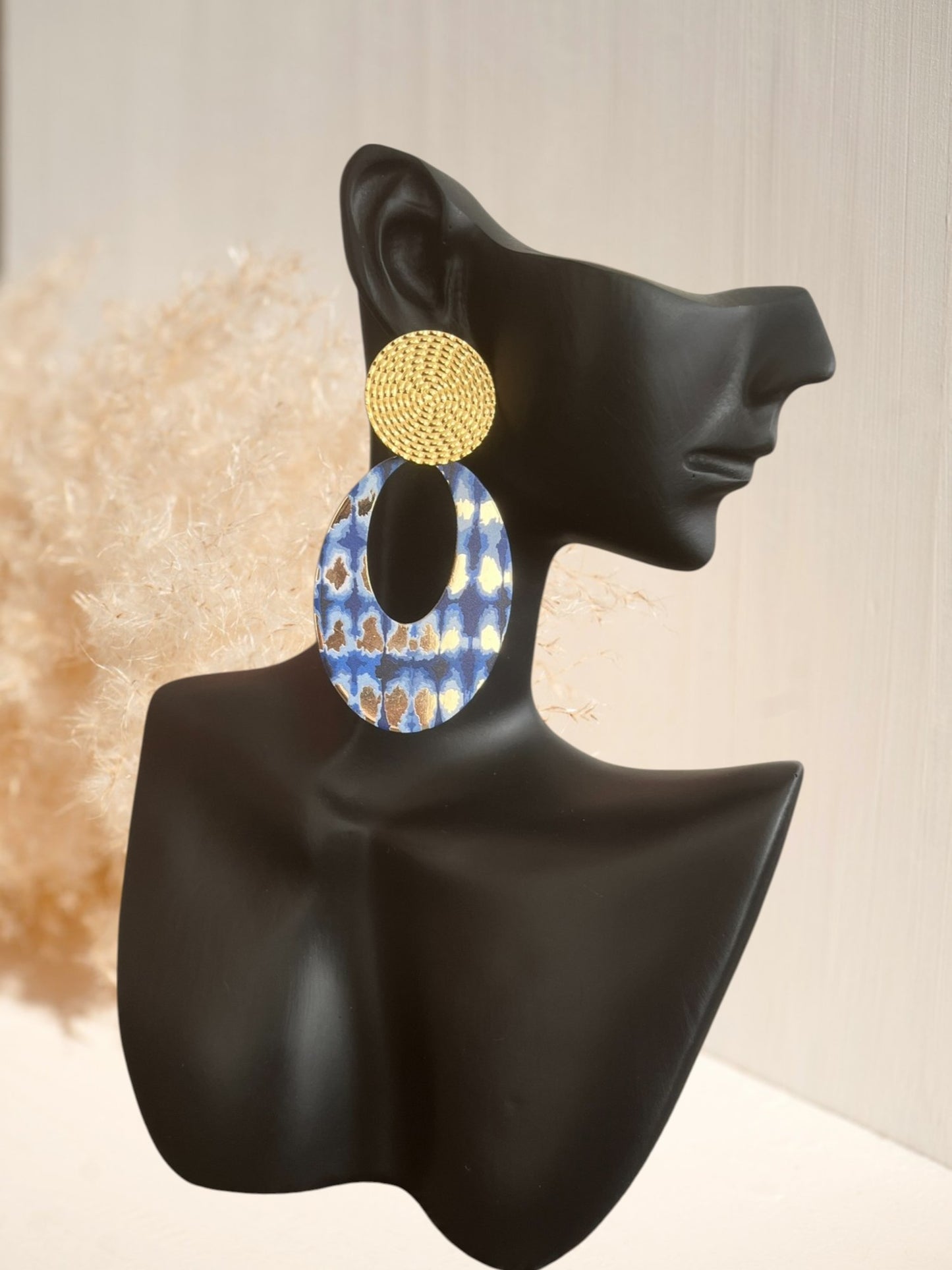 Boucles d'oreille fantaisie faites main.
Clous d'oreilles en acier inoxydable doré. Pendants ovales or et bleu, imprimé tie and dye