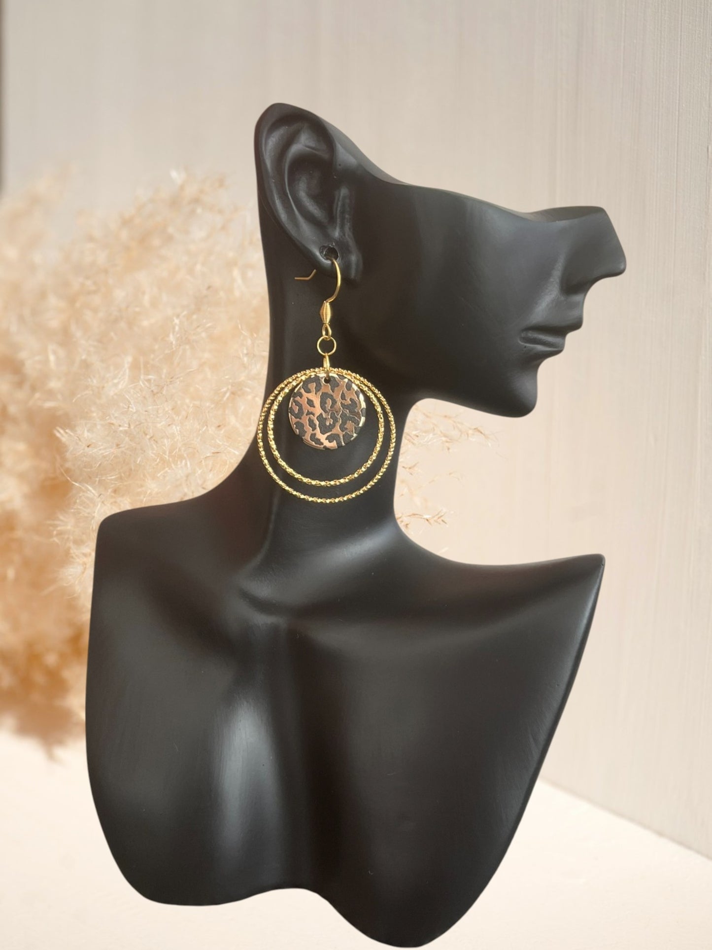 Boucles d'oreilles fantaisie faites main. Crochets en acier inoxydable doré, anneaux ciselés acier doré. Sequins léopard or et noir. Bijou fantaisie fait main.