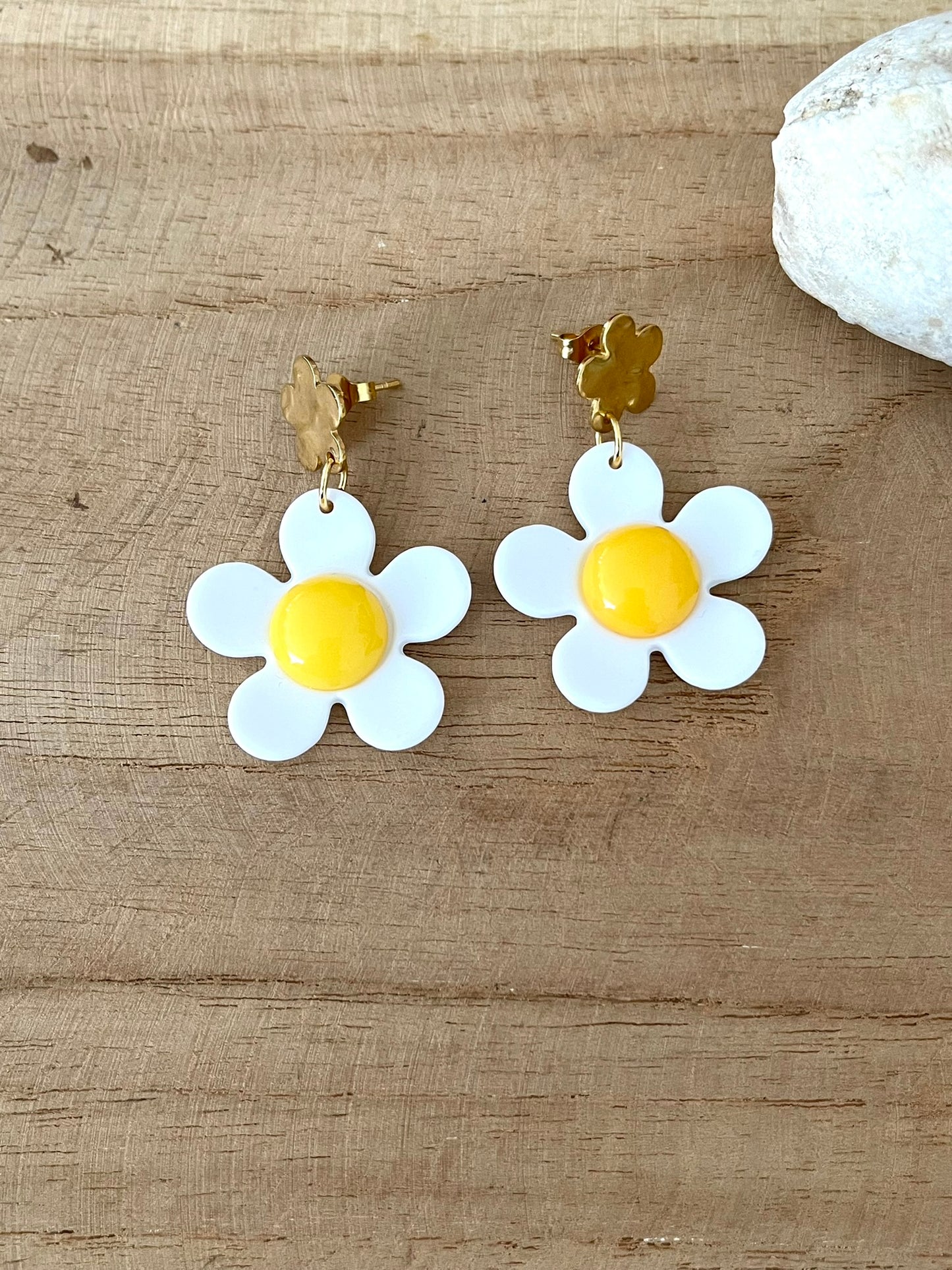 Boucles d'oreilles fantaisie fait main.
Clous d'oreilles fleur en acier inoxydable doré. Pendants marguerite en acrylique blanc et jaune.
Bijou fantaisie fait main.