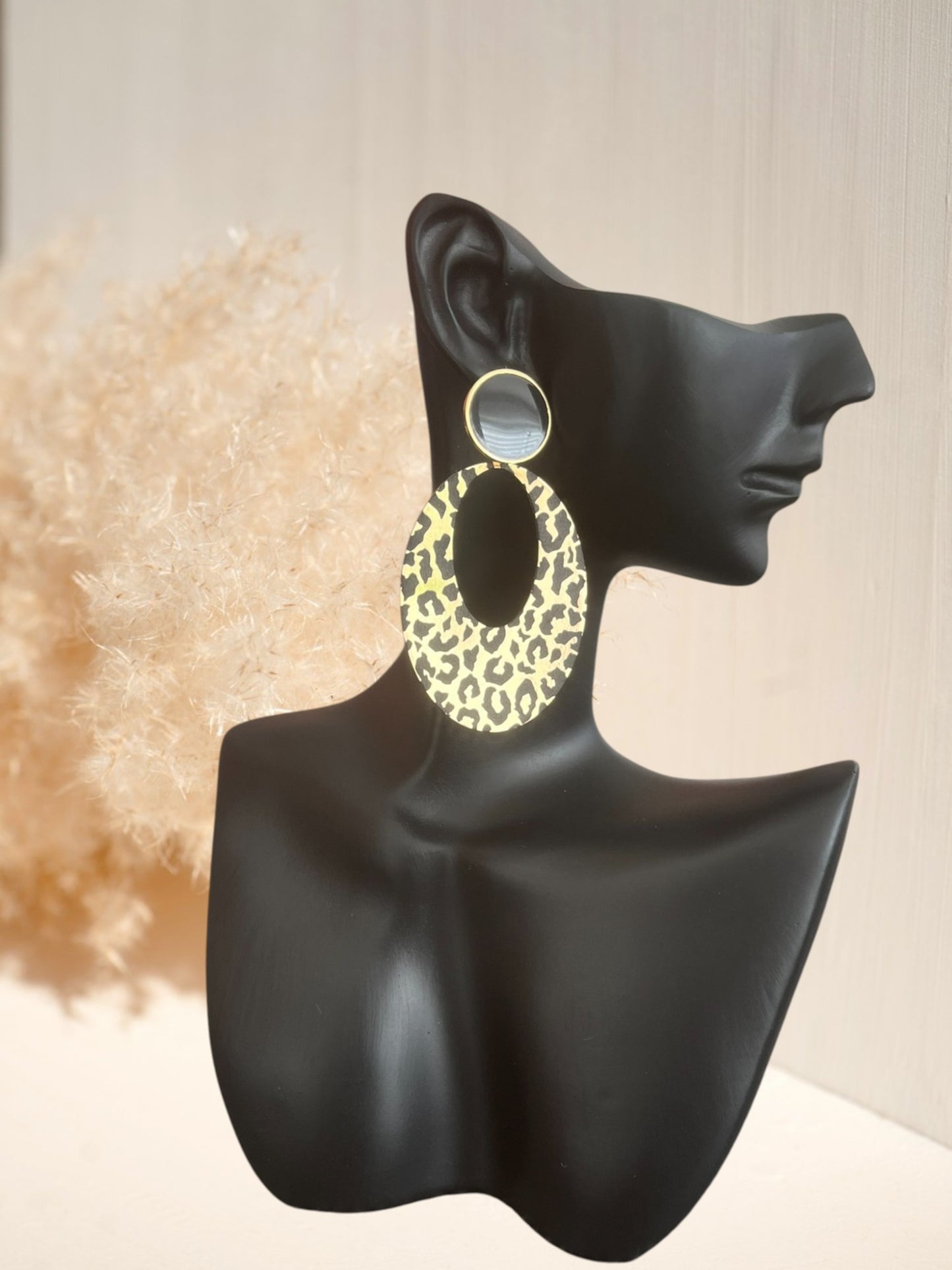 Boucles d'oreilles fantaisie faites main.
Clous d'oreilles ronds en acier inoxydable doré et émail noir.
Pendants ovales imprimé léopard noir et doré. Bijou fantaisie fait main.