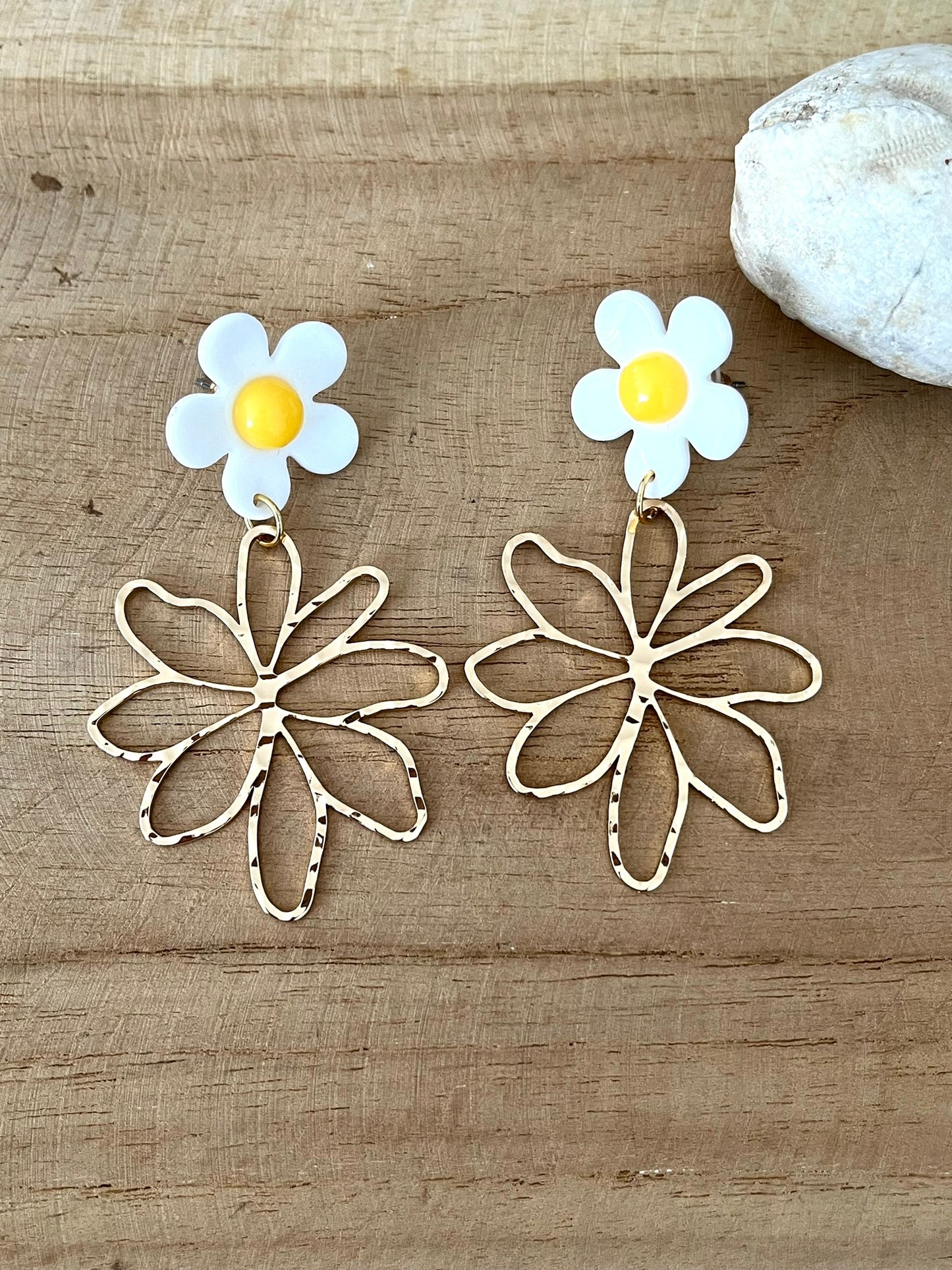Boucles d'oreilles fantaisie fait main.
Clous d'oreilles marguerite en acrylique blanc et jaune.
Pendentifs silhouette florale en laiton doré.
Bijou fantaisie fait main.