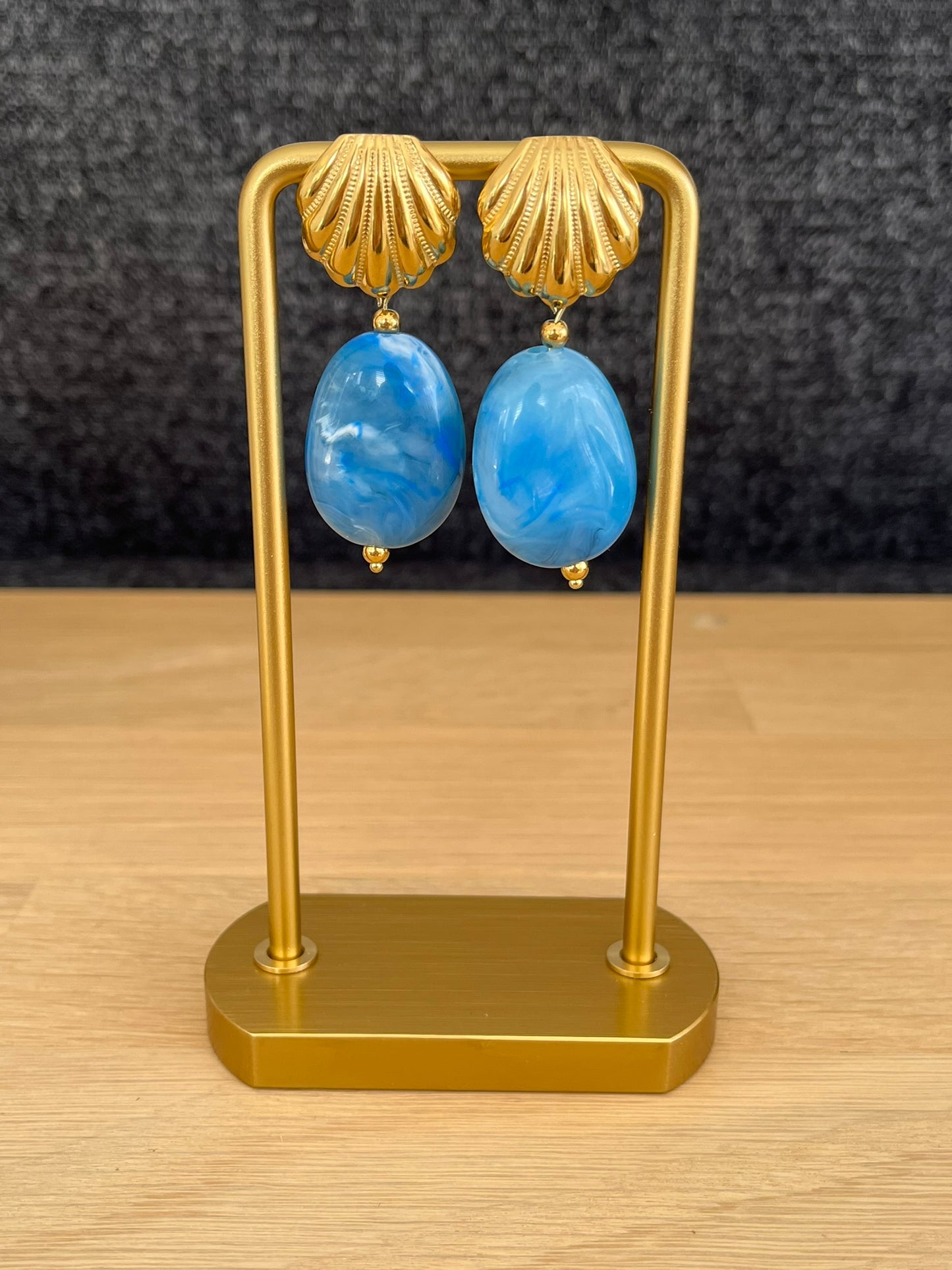 Boucles d'oreilles fantaisie fait main.
Clous d'oreilles coquillage en acier inoxydable doré.
Perles en acrylique bleu marbré.
Bijou fantaisie fait main.