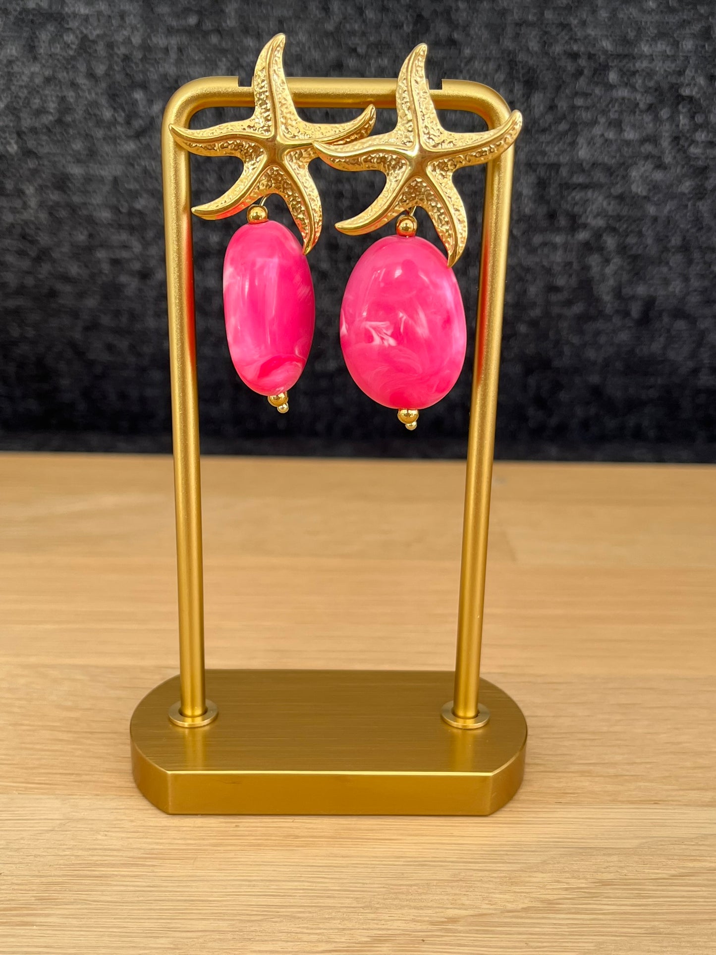 Boucles d'oreilles fantaisie fait main.
Clous d'oreilles étoile de mer en acier inoxydable doré.
Perles en acrylique rose fluo marbré.
Bijou fantaisie fait main.