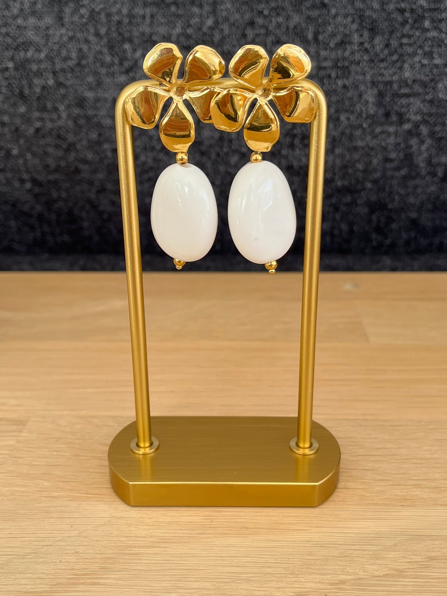 Boucles d'oreilles fantaisie fait main.
Clous d'oreilles fleur en acier inoxydable doré.
Perles en acrylique blanches.
Bijou fantaisie fait main.