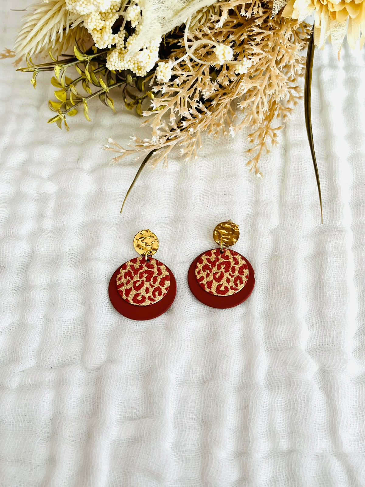 Boucles d'oreilles fantaisie fait main. Imprimé léopard terracotta et doré pailleté.
Clous d'oreilles ronds martelés en acier inoxydable doré.
Sequin ronds de 25mm couleur terracotta; sequins ronds de 20mm léopard terracotta et doré pailleté.
Bijou tendance imprimé animalier fait main.
