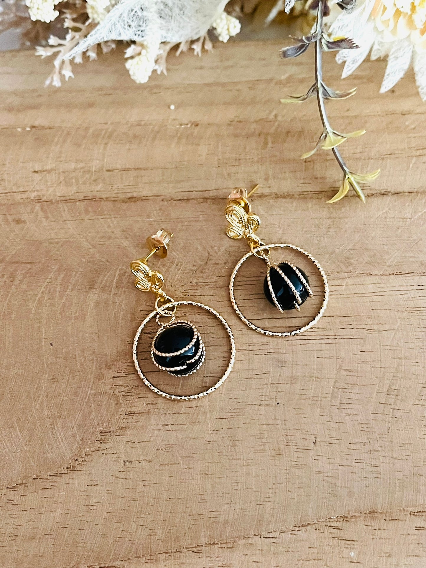 Boucles d'oreilles fantaisie fait main.
Clous d'oreilles feuille en laiton plaqué or 18k.
Anneaux ciselés en laiton plaqué or.
Pendentif perle noire.
Bijou fantaisie fait main.