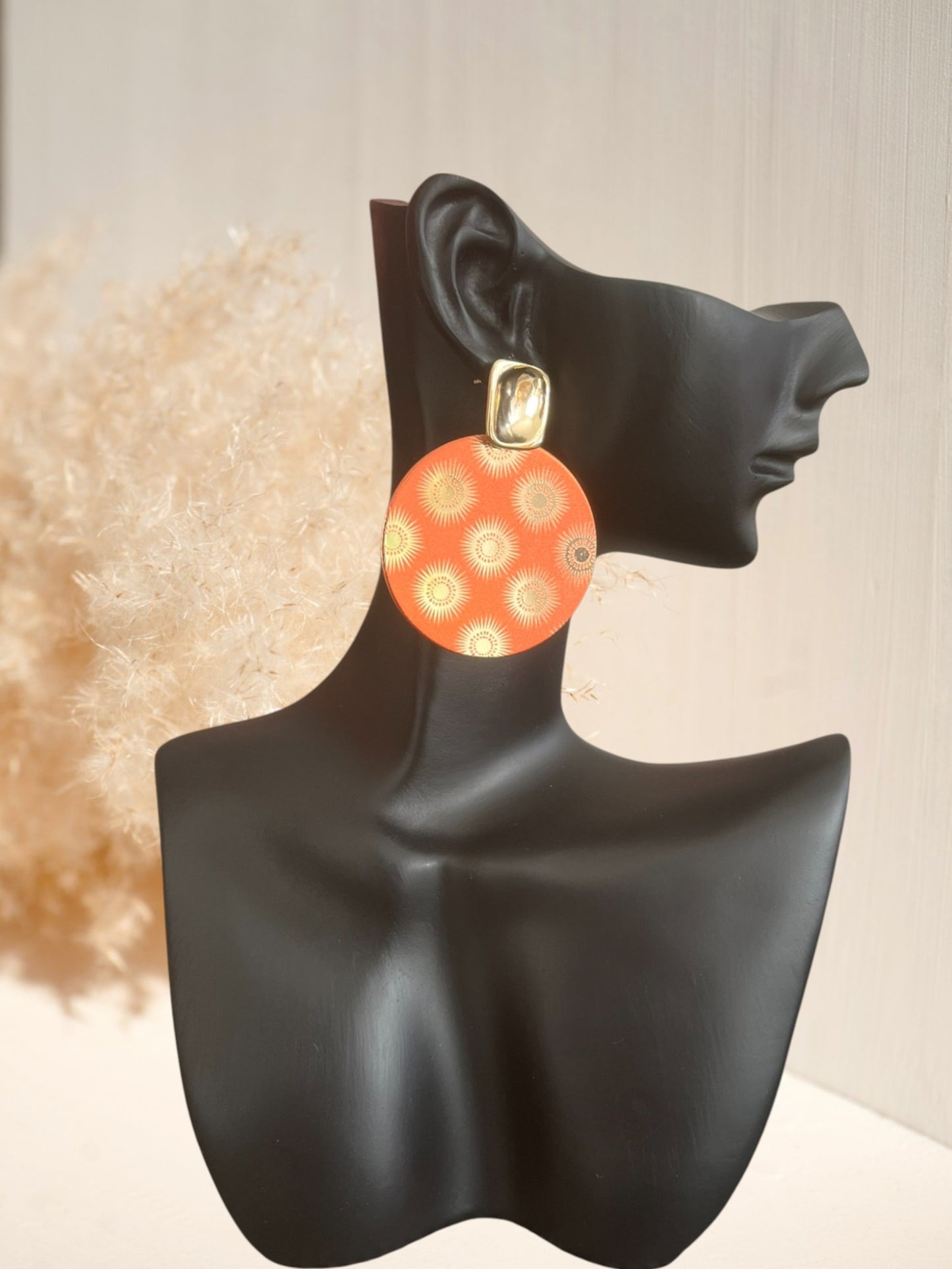 Boucles d'oreilles fantaisie faites main.
Clous d'oreilles rectangle en laiton or 18k
Pendentifs ronds en métal doré et terracotta avec des soleils.
Bijou fantaisie fait main.