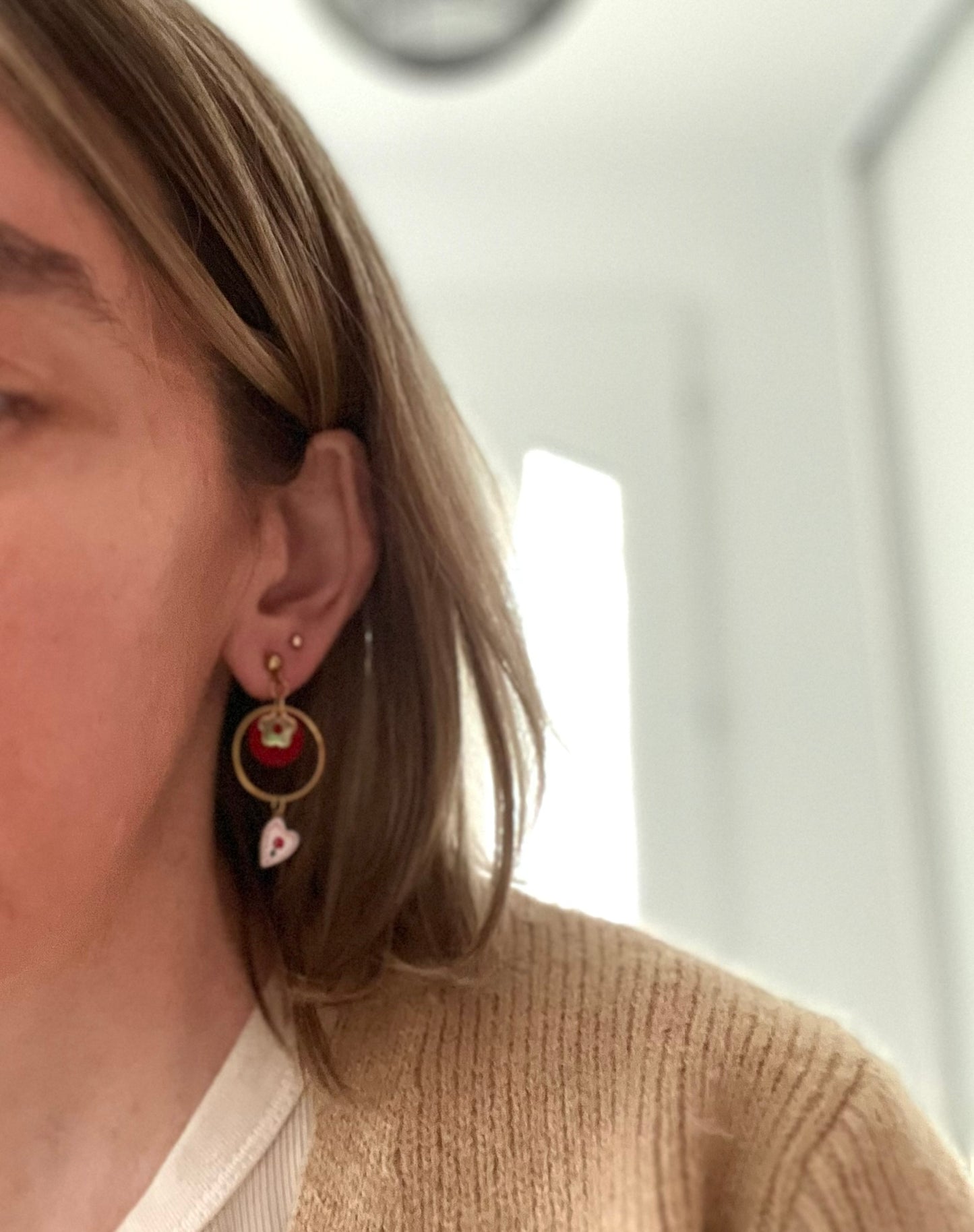 Boucles d'oreilles fantaisie fait main en acier inoxydable doré.
Clous d'oreilles boule, anneaux fermés de 20mm, breloque coeur imprimé pivoine rouge, pastille ronde rouge, pampille fleur.
Bijou fantaisie fait main.
