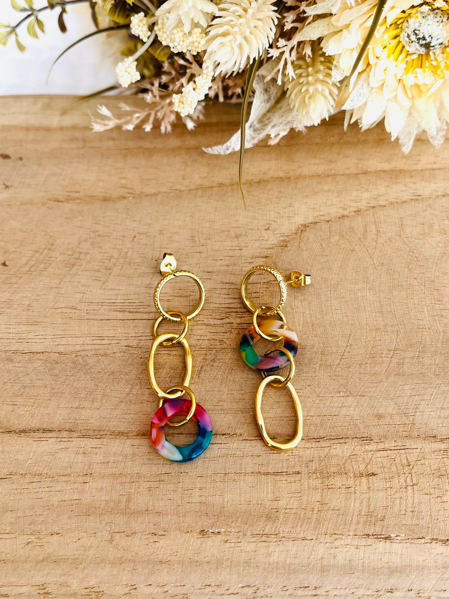 Boucles d'oreilles fantaisie faites main.
Boucles d'oreilles asymétriques en acier inoxydable doré. Pendentifs ronds donuts en acrylique rouge-vert.
Bijou fantaisie fait main.