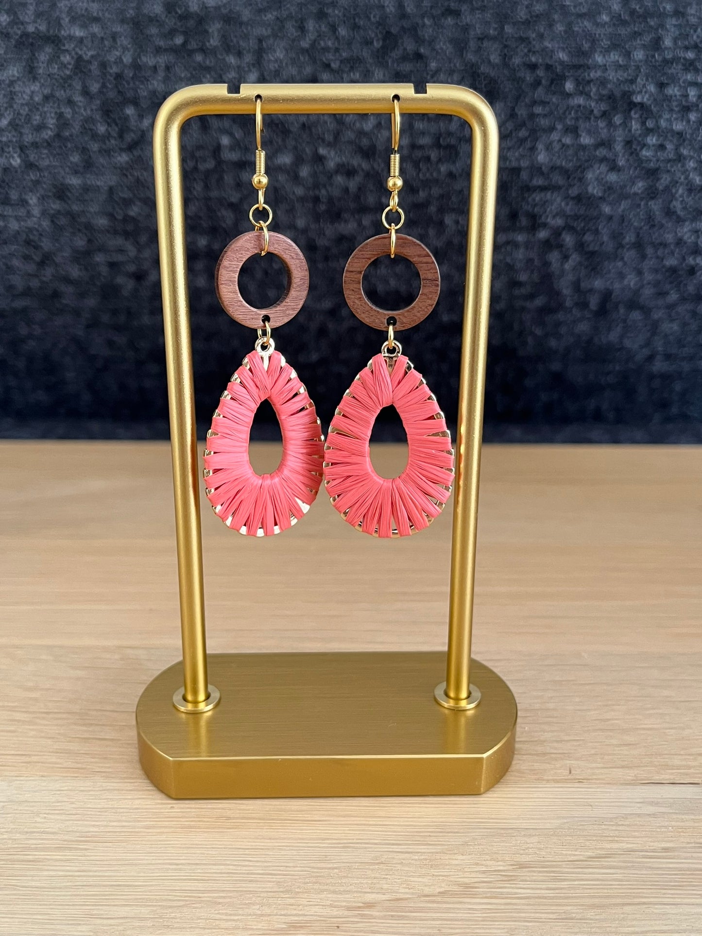 Boucles d'oreilles pendantes en raphia corail et bois.
Crochets d'oreilles en acier inoxydable doré.
Bijou fait main.