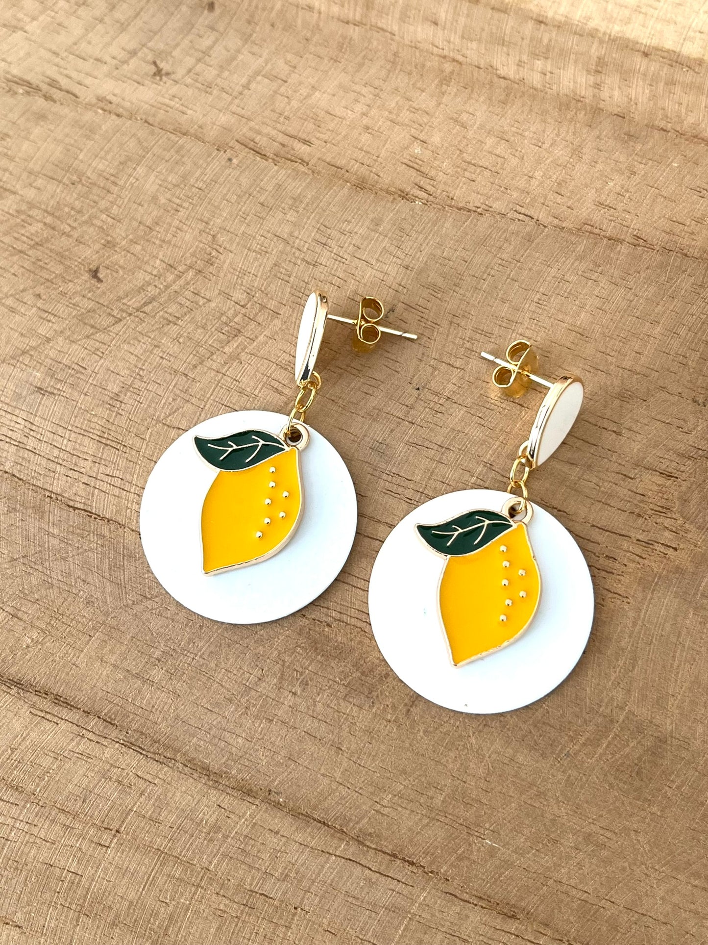 Boucles d'oreilles fantaisie fait main.
Boucles d'oreilles citron jaune et blanc.
Clous d'oreilles goutte or 18k et émail blanc.
Sequin rond blanc, pendentifs citron émaillé jaune et vert.
Bijou fantaisie fait main.