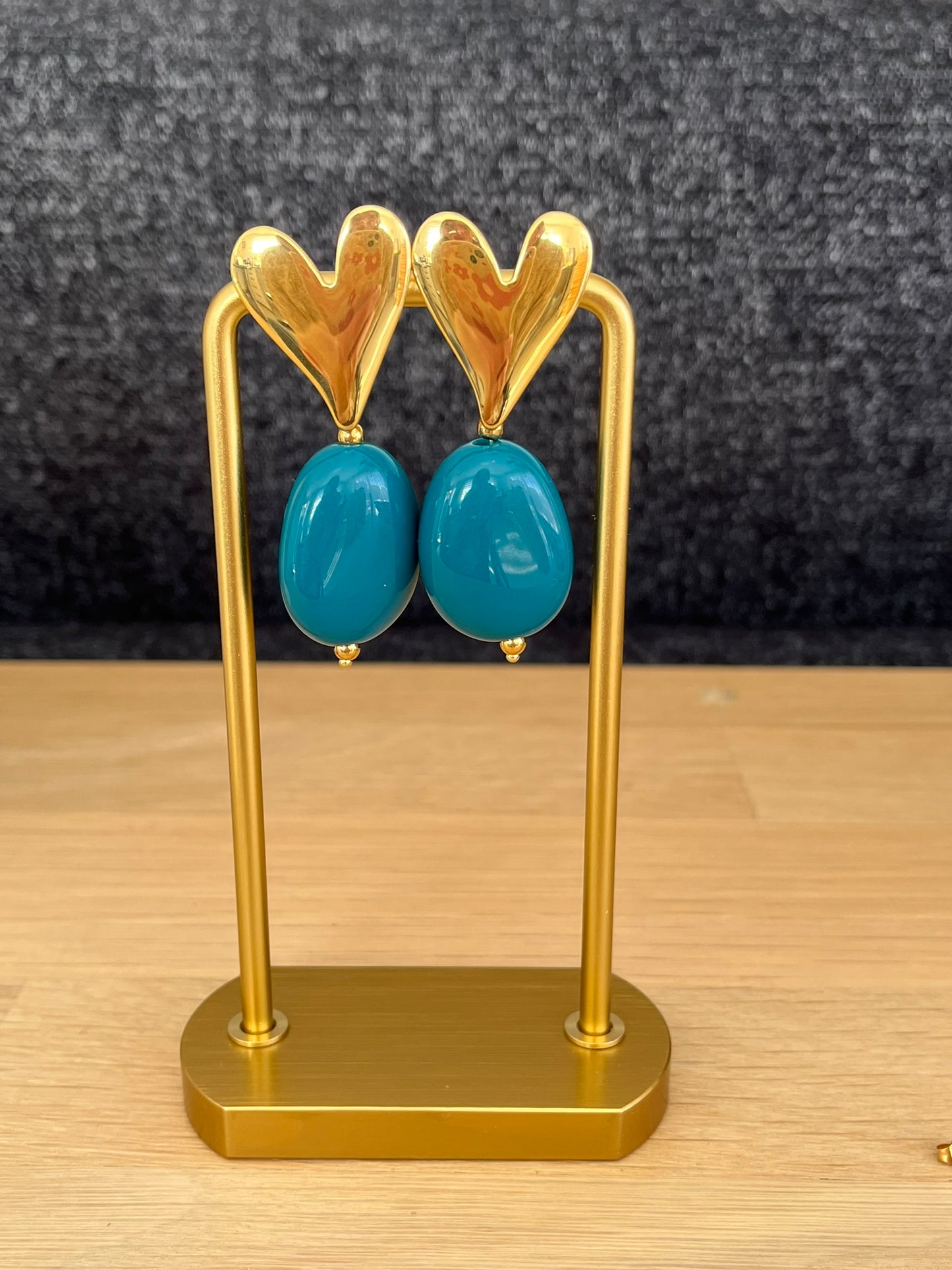 Boucles d'oreilles fantaisie fait main.
Clous d'oreilles coeur en acier inoxydable doré.
Perles en acrylique vert canard.
Bijou fantaisie fait main.