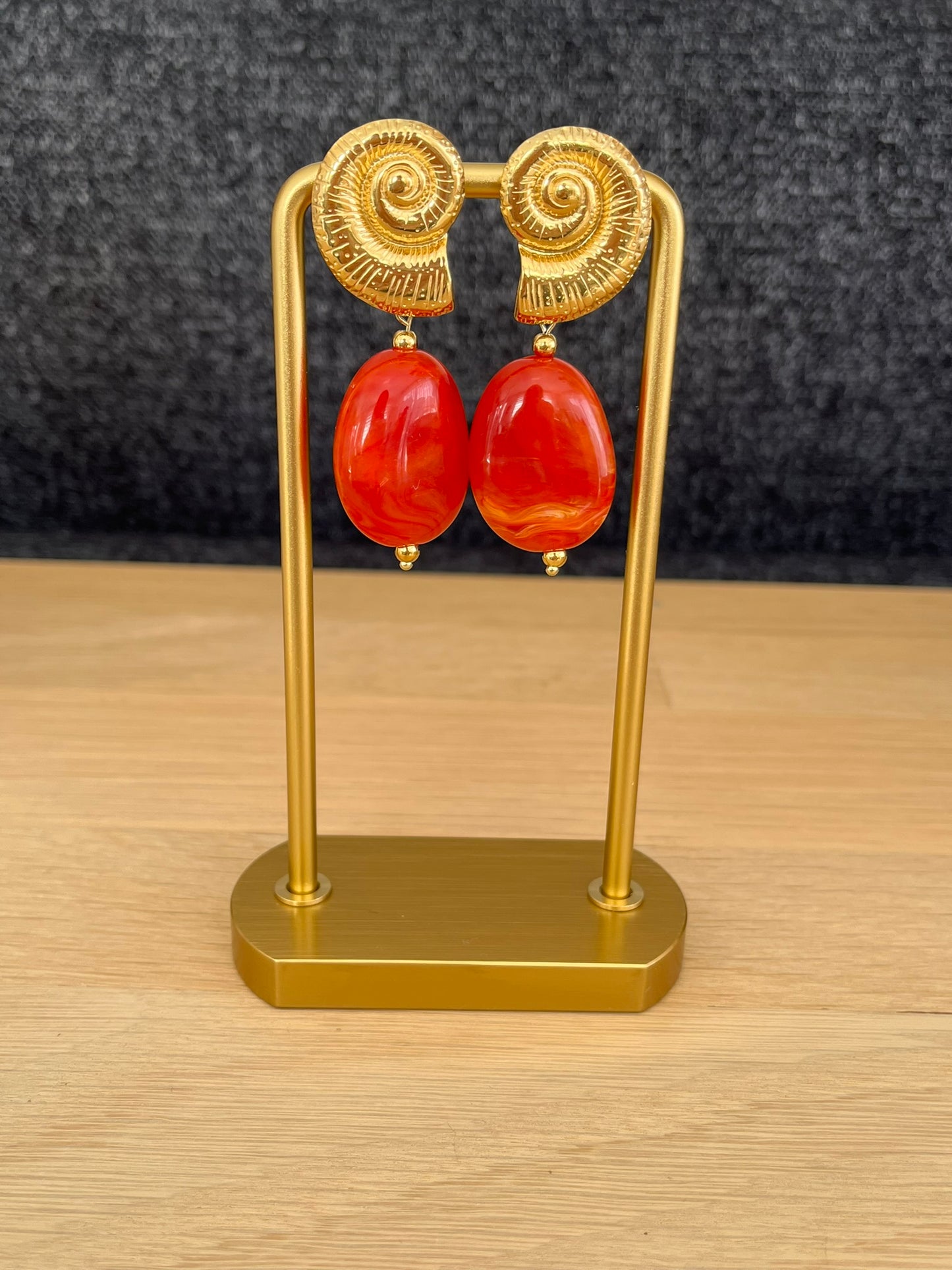 Boucles d'oreilles fantaisie fait main.
Clous d'oreilles coquillage en acier inoxydable doré.
Perles en acrylique orange marbré.
Bijou fantaisie fait main.