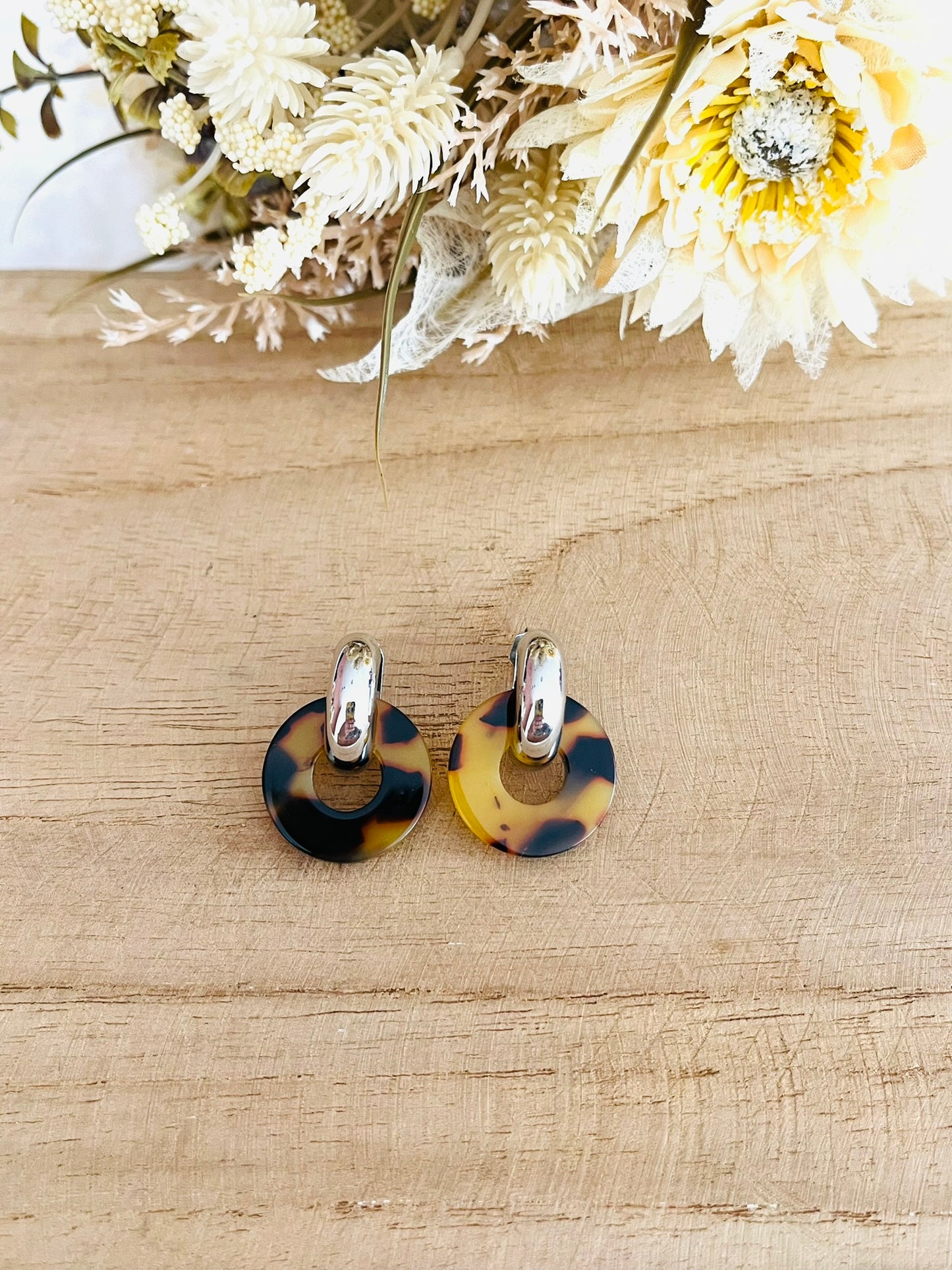 Boucles d'oreilles à clous style créoles bombées dorées.
Pendentifs donut en acrylique.
Boucles d'oreilles fantaisie fait main.