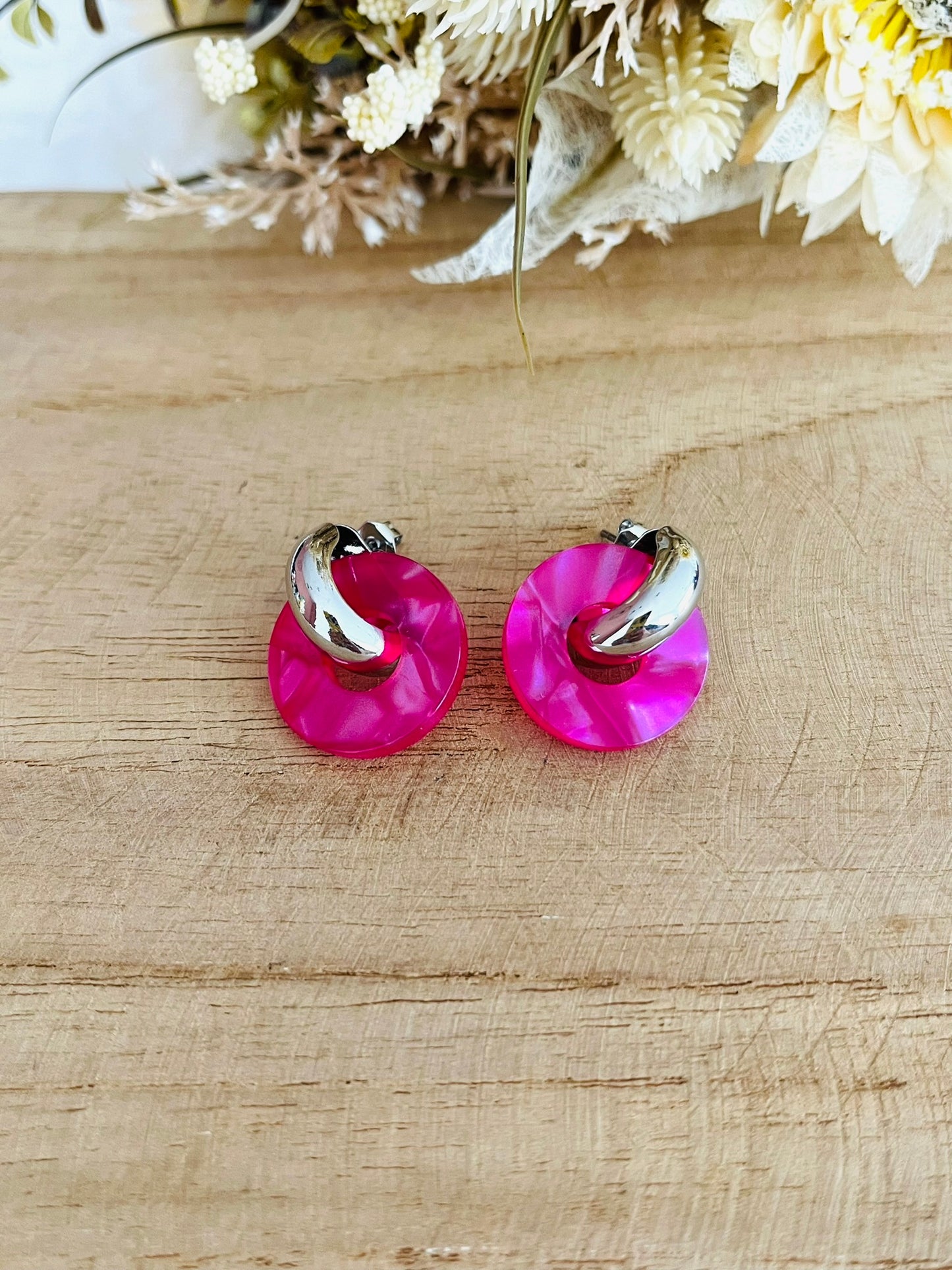 Boucles d'oreilles à clous style créoles bombées dorées.
Pendentifs donut en acrylique.
Boucles d'oreilles fantaisie fait main.