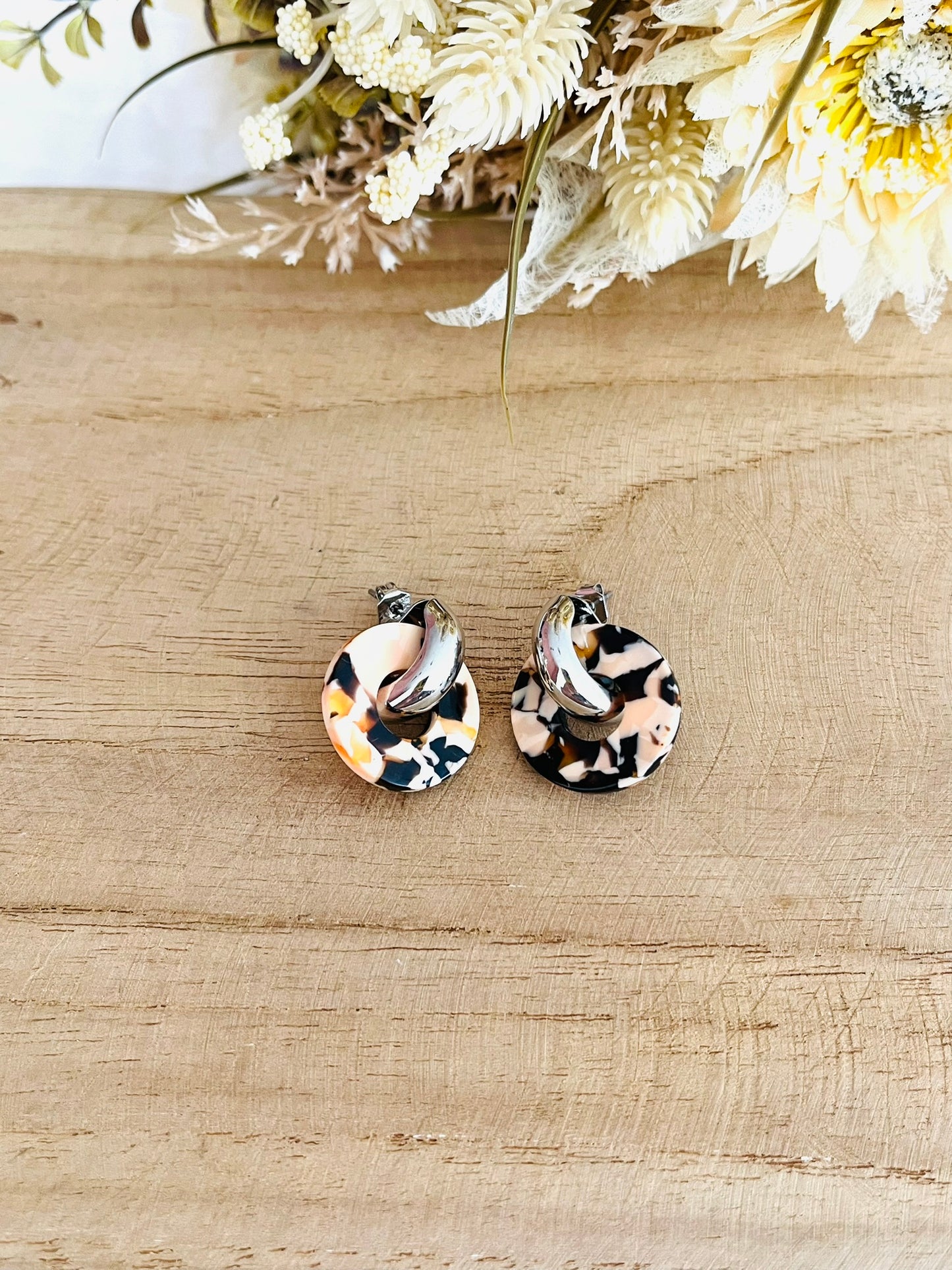 Boucles d'oreilles à clous style créoles bombées dorées.
Pendentifs donut en acrylique.
Boucles d'oreilles fantaisie fait main.