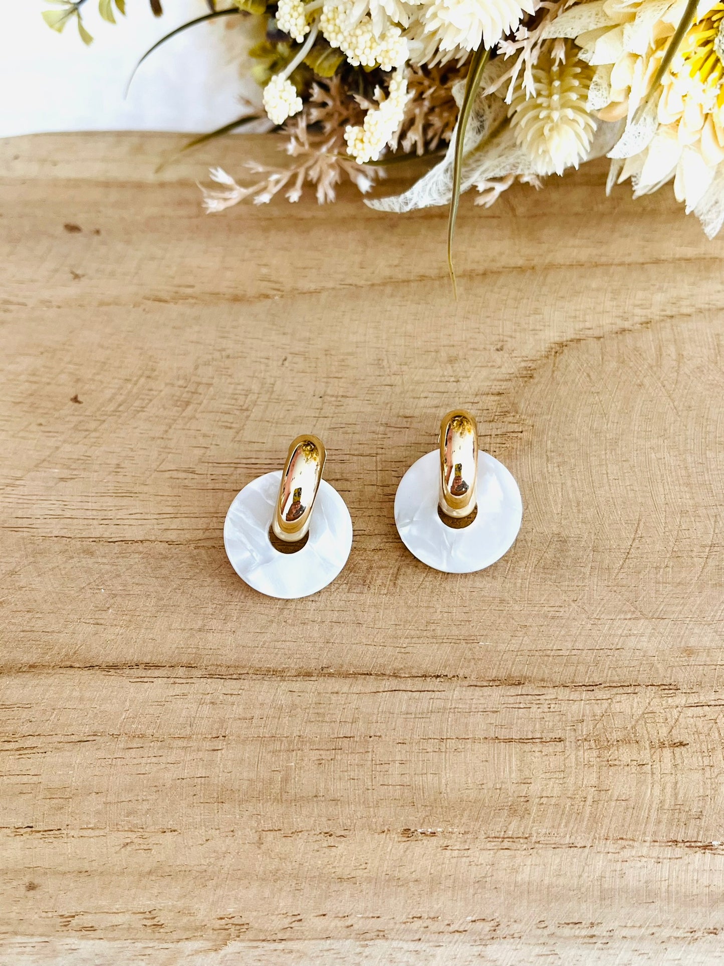 Boucles d'oreilles à clous style créoles bombées dorées.
Pendentifs donut en acrylique.
Boucles d'oreilles fantaisie fait main.