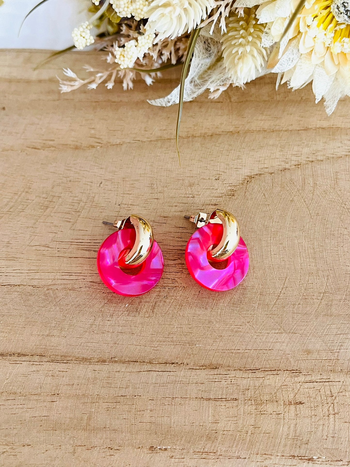 Boucles d'oreilles à clous style créoles bombées dorées.
Pendentifs donut en acrylique.
Boucles d'oreilles fantaisie fait main.