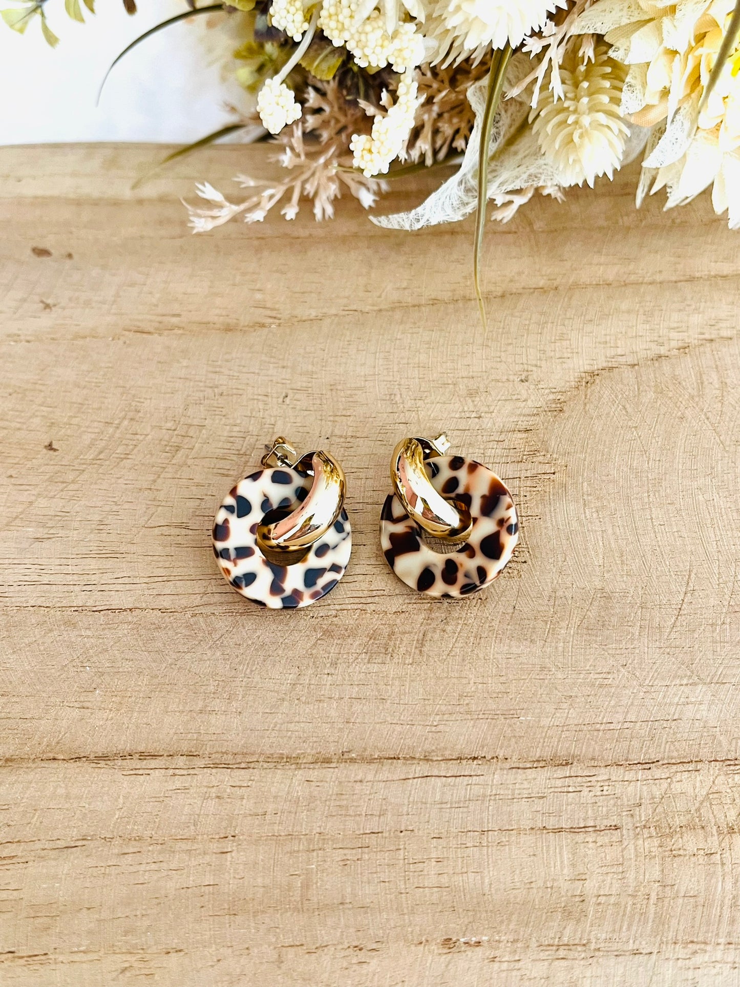 Boucles d'oreilles à clous style créoles bombées dorées.
Pendentifs donut en acrylique.
Boucles d'oreilles fantaisie fait main.