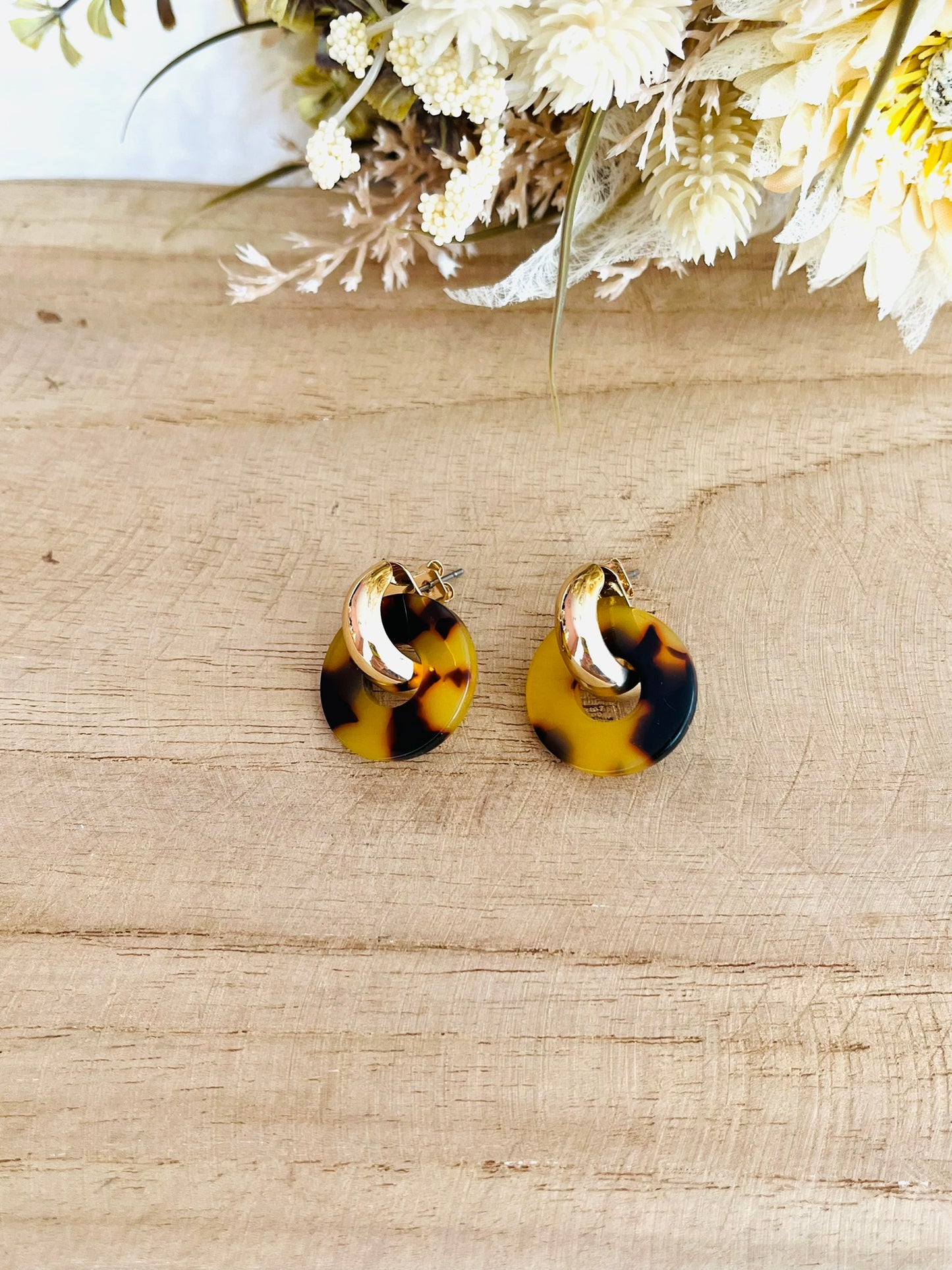 Boucles d'oreilles à clous style créoles bombées dorées.
Pendentifs donut en acrylique.
Boucles d'oreilles fantaisie fait main.