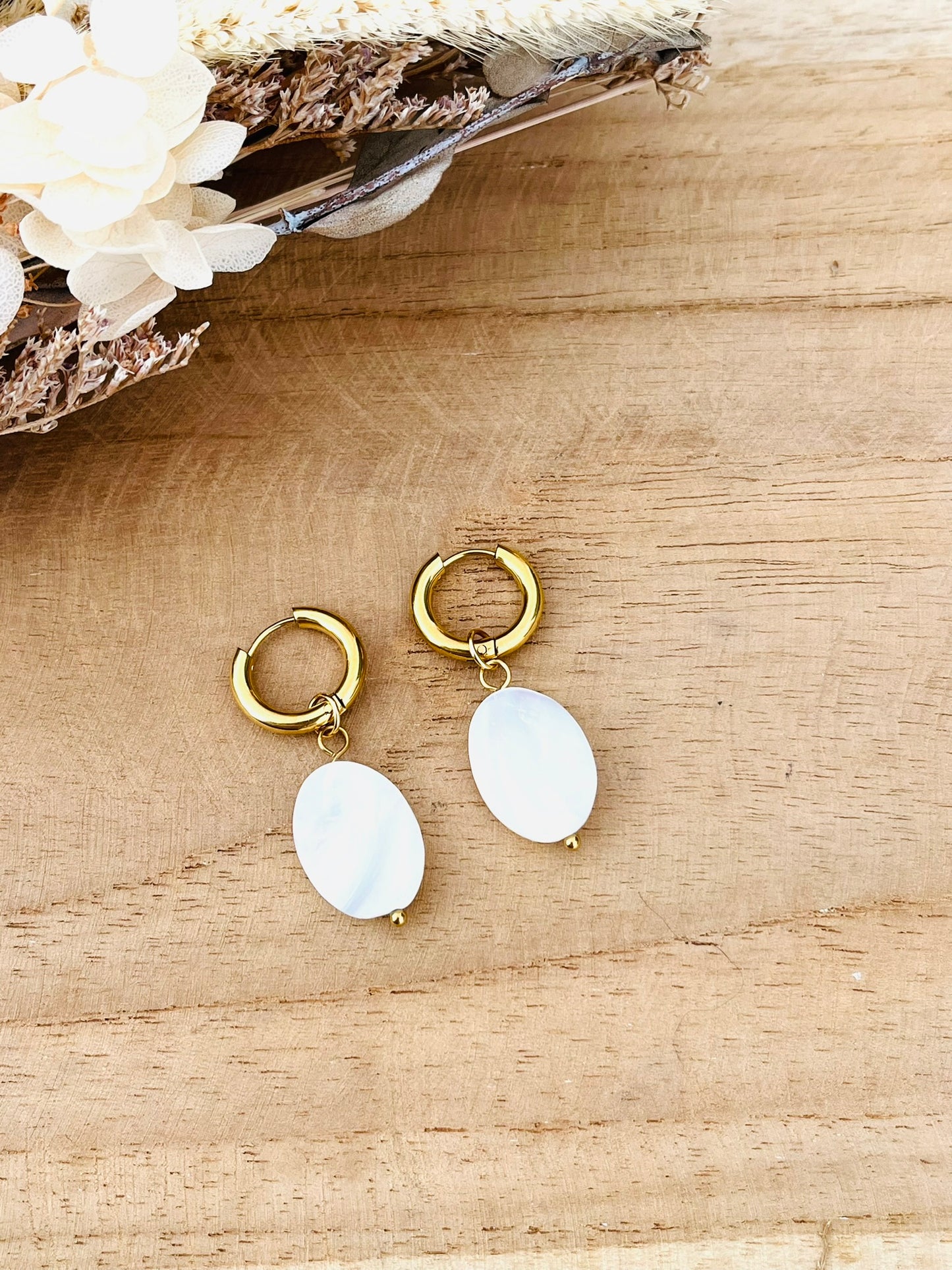 Boucles d'oreilles créoles fantaisie faites à la main.
Créoles en acier inoxydable doré de 15mm.
Pendants de forme ovale en nacre naturelle.
Bijou fantaisie fait main.