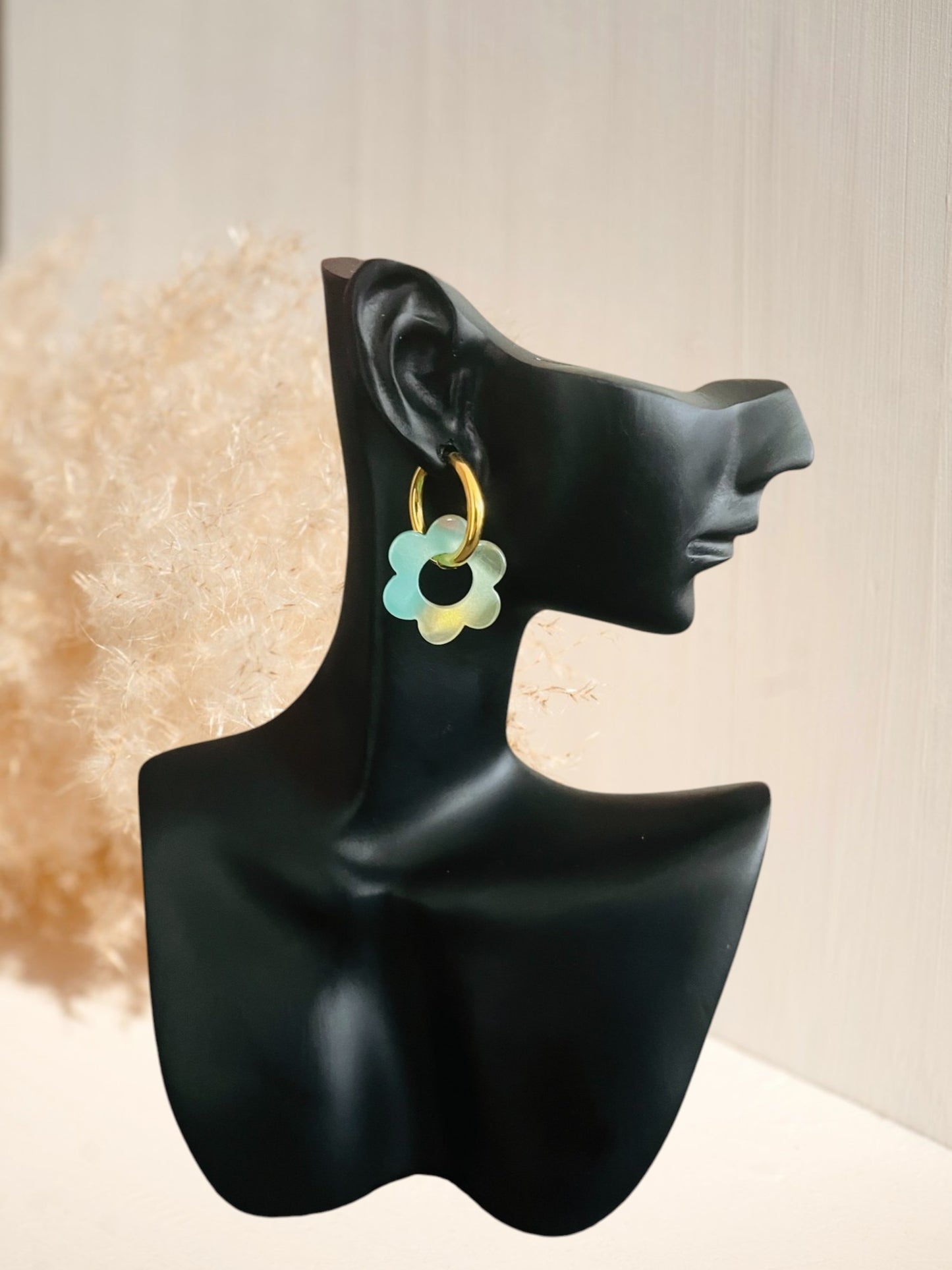 boucles d'oreilles créoles en acier inox doré et fleur en acrylique vert