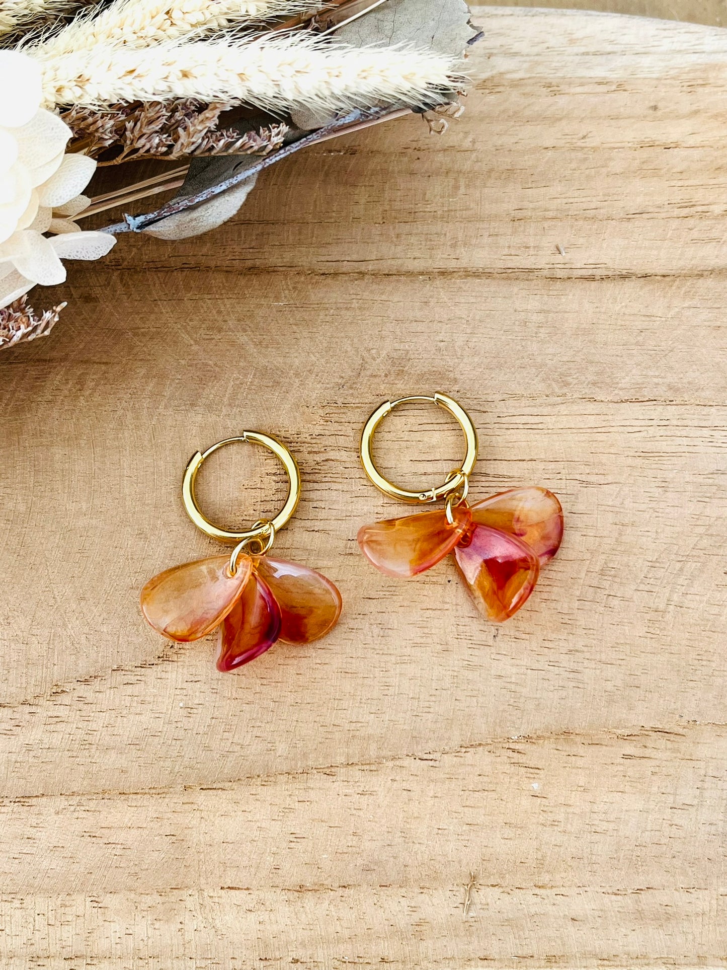 Boucles d'oreilles créoles fantaisie fait main.
Créoles en acier inoxydable doré.
Pétales en acrylique couleur ambre.
Bijou fantaisie fait main.