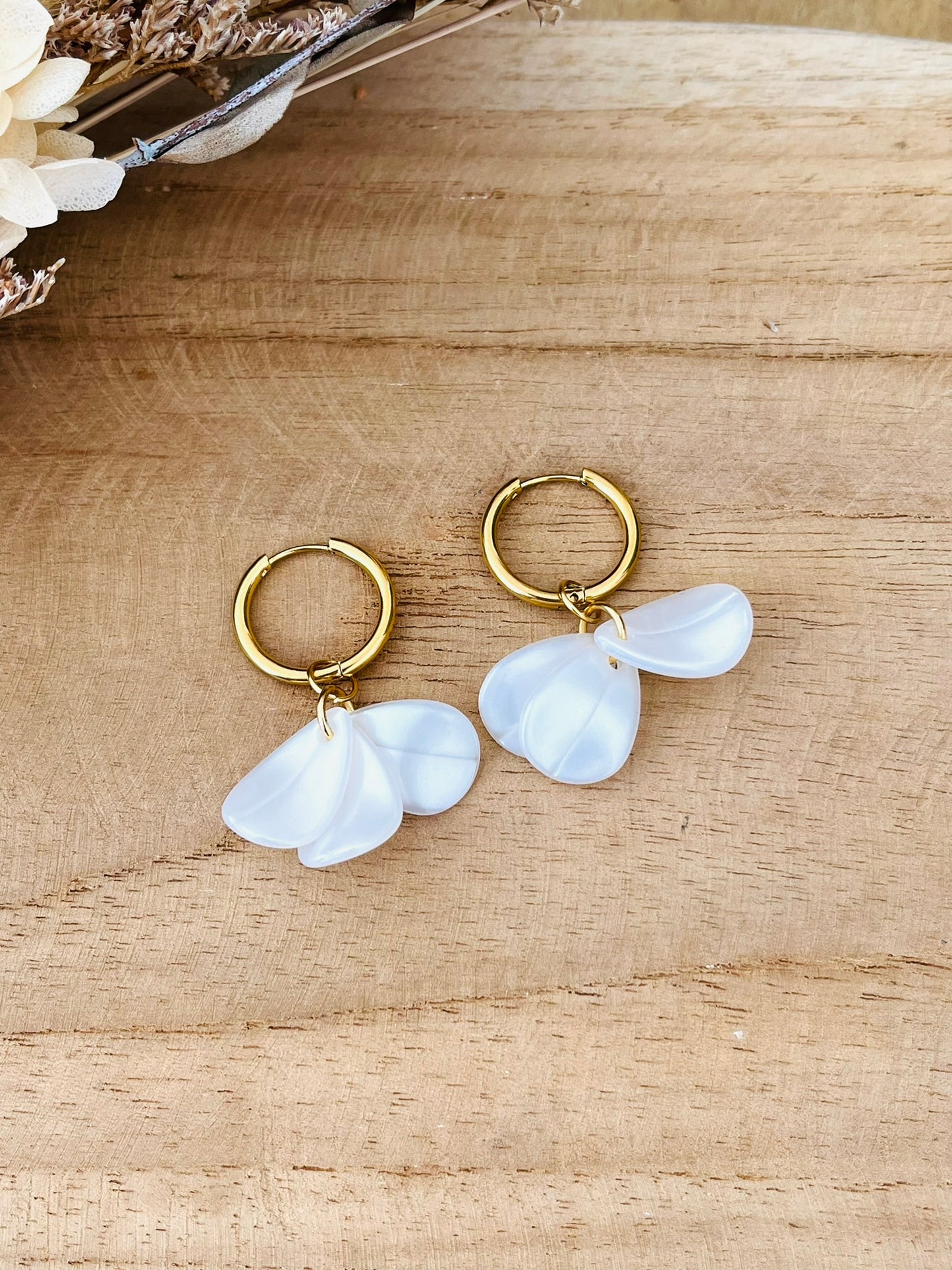 Boucles d'oreilles créoles fantaisie fait main.
Créoles en acier inoxydable doré.
Pétales en acrylique blanc nacré.
Bijou fantaisie fait main.