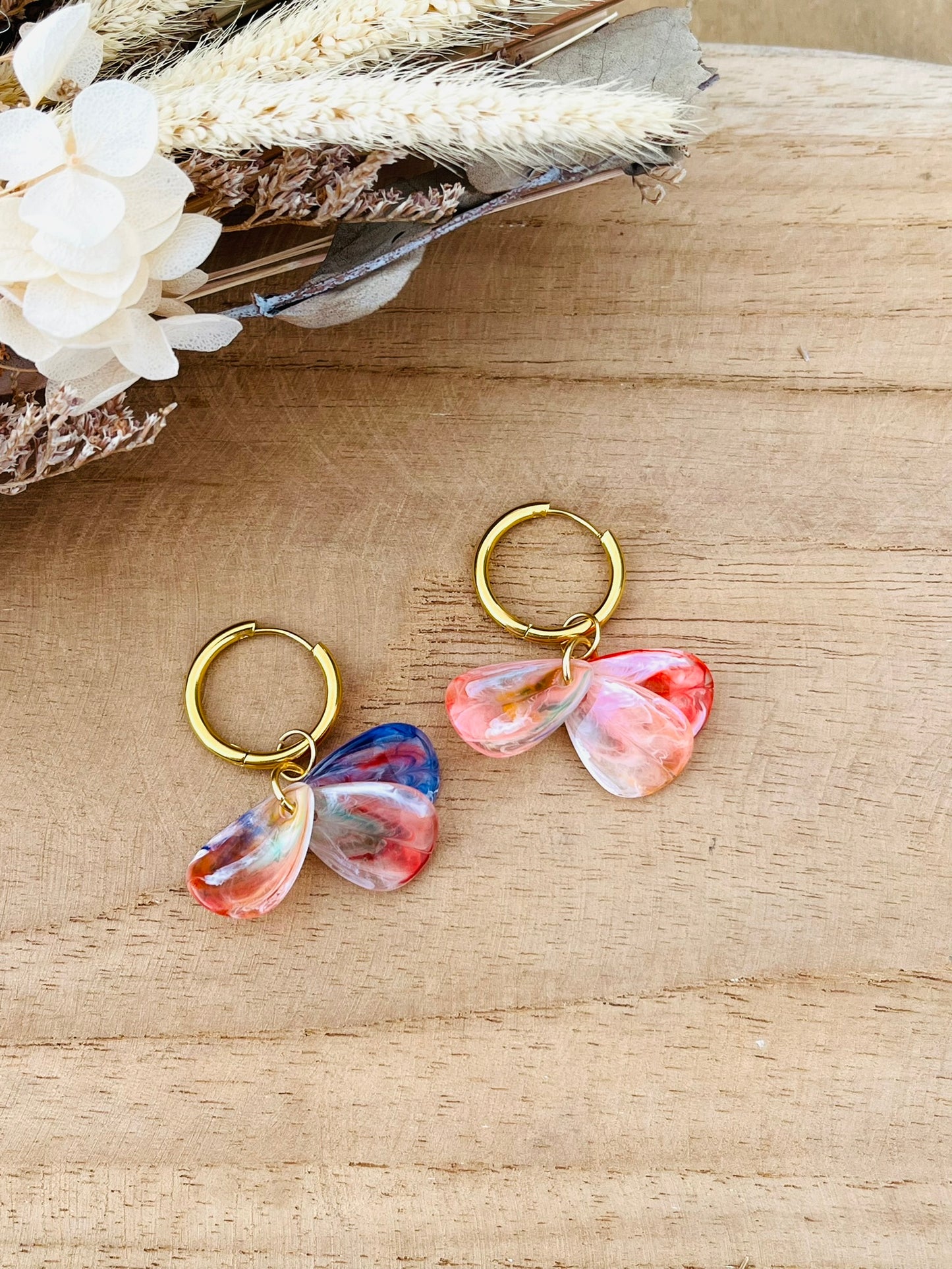 Boucles d'oreilles créoles fantaisie fait main.
Créoles en acier inoxydable doré.
Pétales en acrylique multicolore.
Bijou fantaisie fait main.