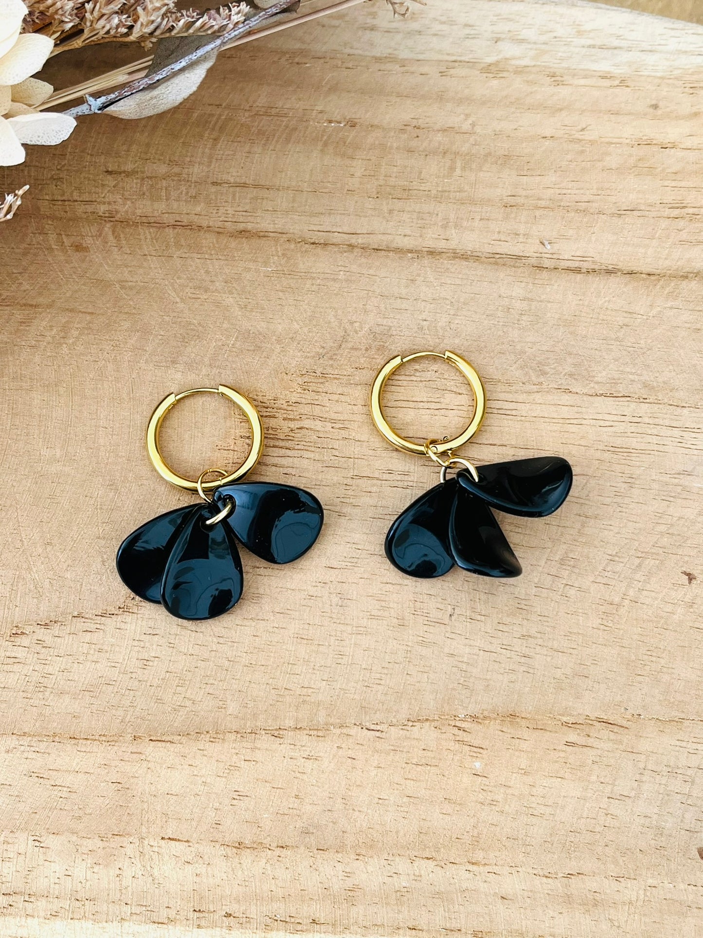 Boucles d'oreilles créoles fantaisie fait main.
Créoles en acier inoxydable doré.
Pétales en acrylique noir.
Bijou fantaisie fait main.