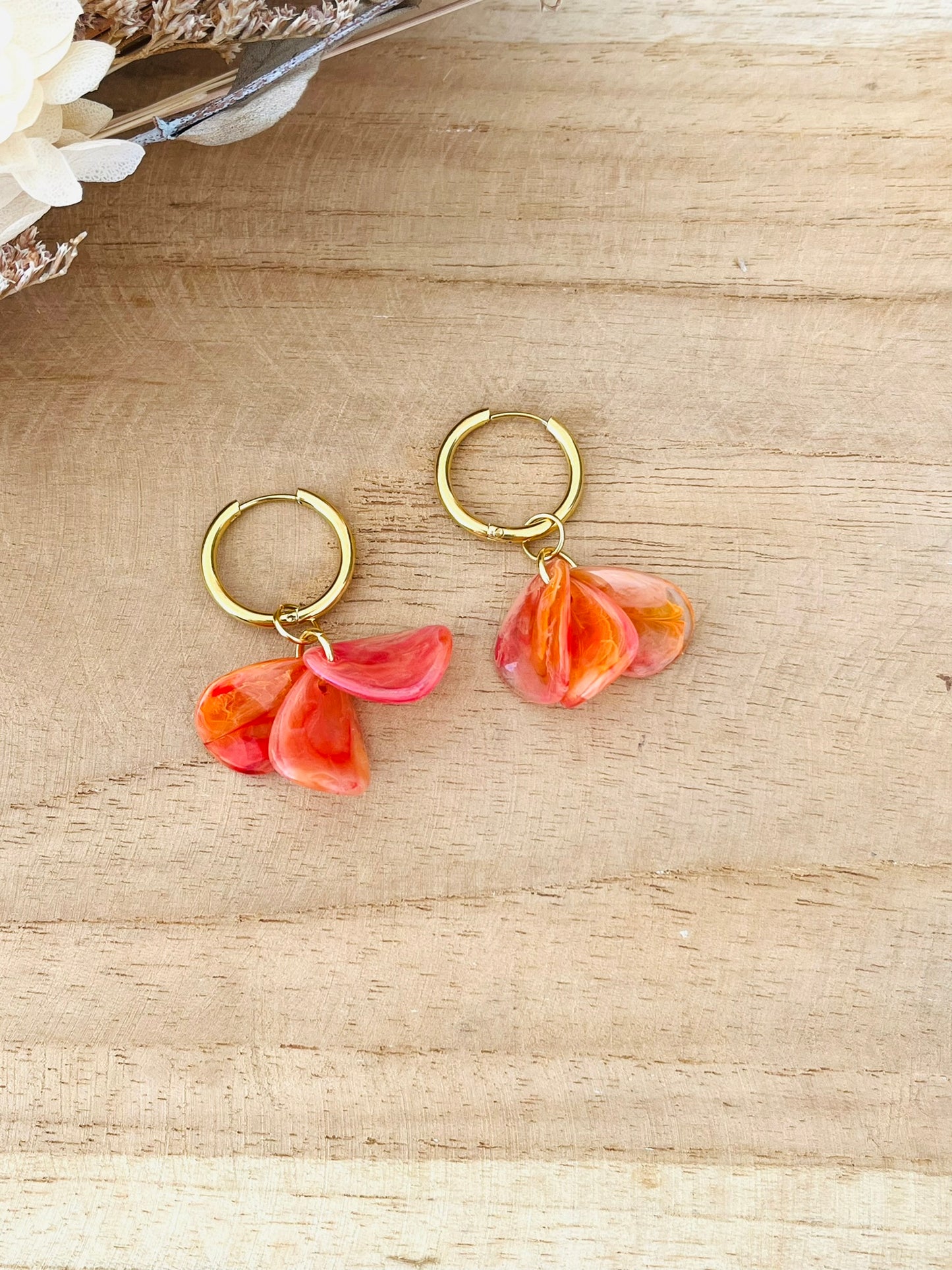 Boucles d'oreilles créoles fantaisie fait main.
Créoles en acier inoxydable doré.
Pétales en acrylique orange.
Bijou fantaisie fait main.